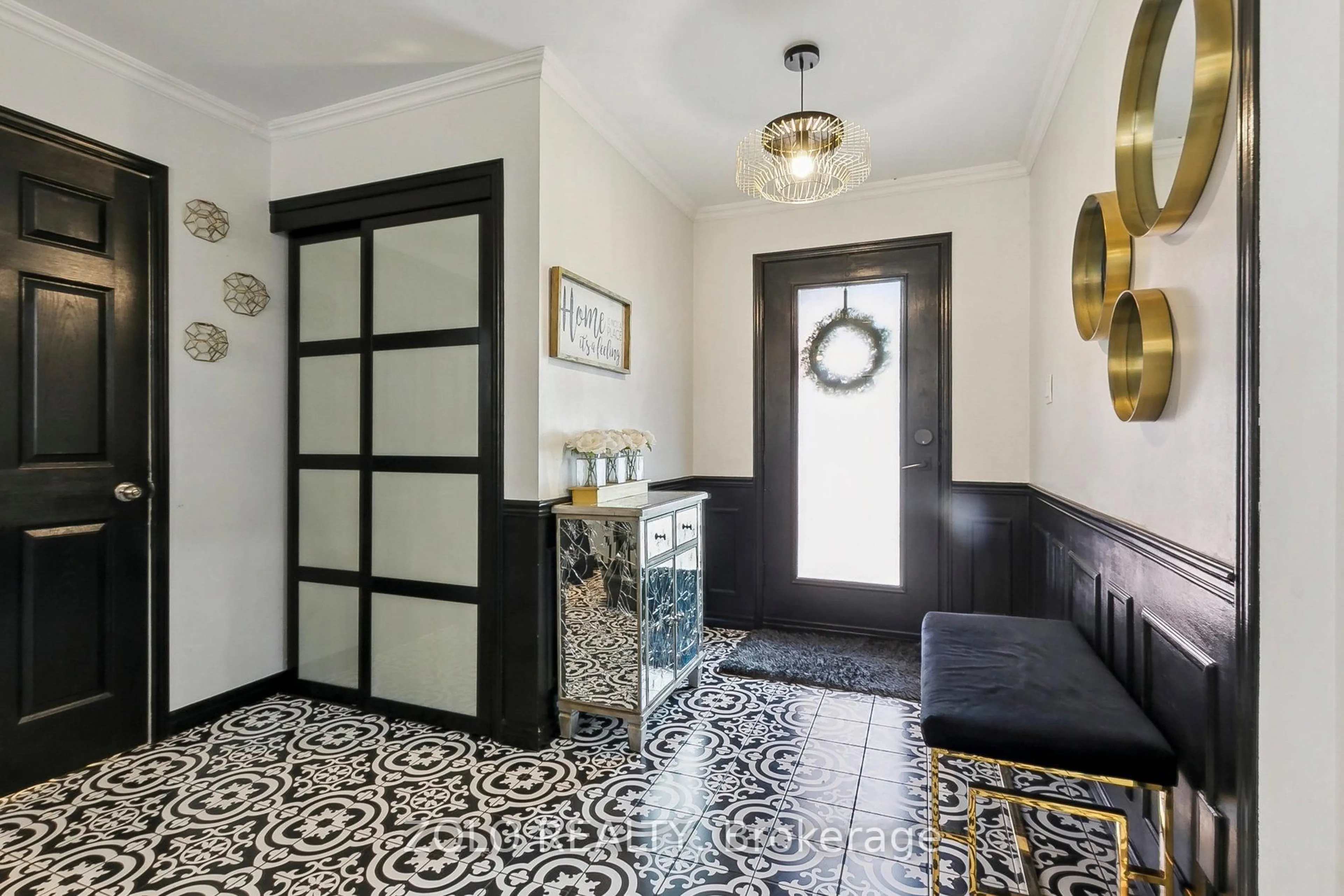 Indoor entryway for 1065 Glenanna Rd, Pickering Ontario L1V 5E1