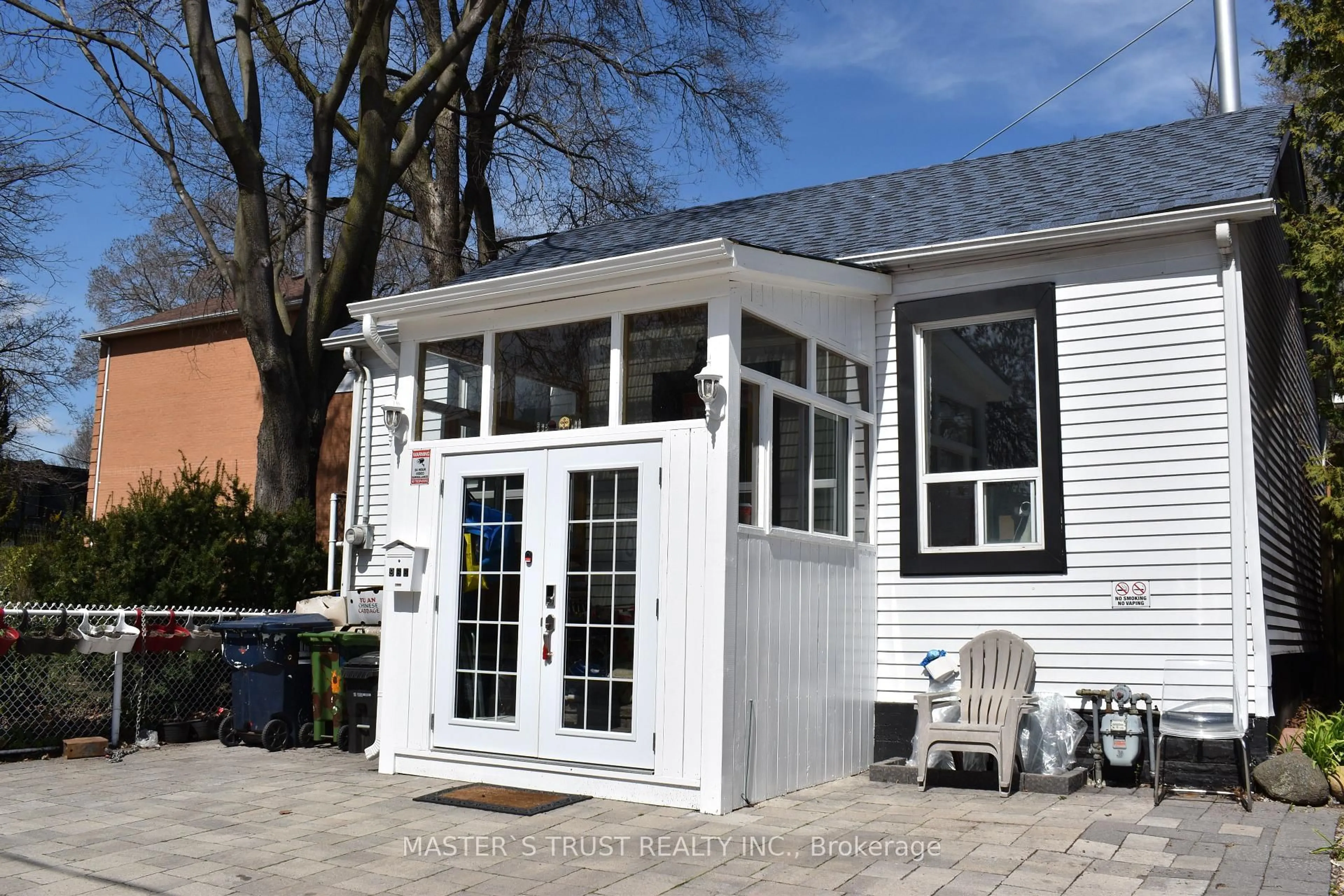 Patio, street for 966 Dundas St, Toronto Ontario M4M 1R5