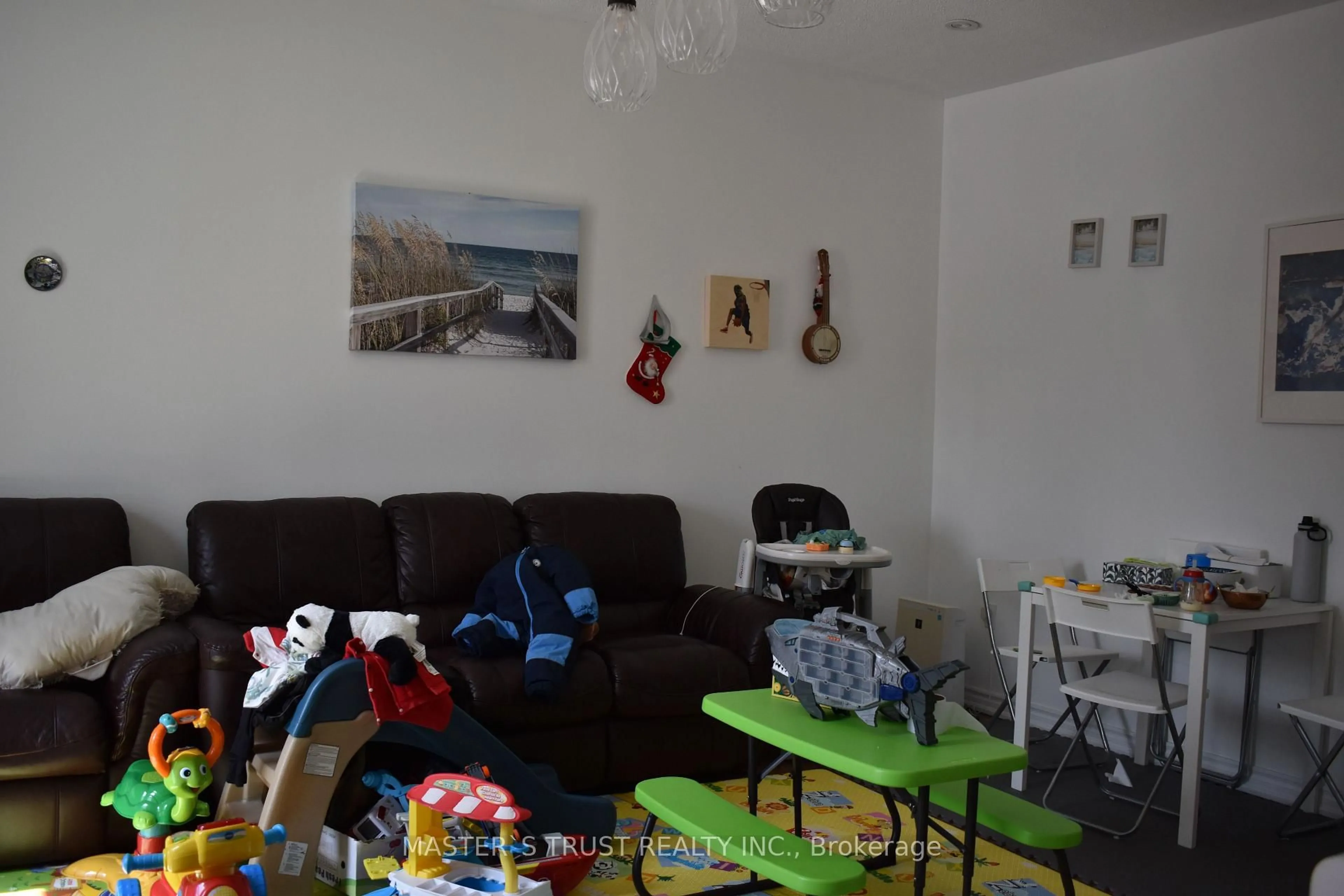 A pic of a room for 966 Dundas St, Toronto Ontario M4M 1R5