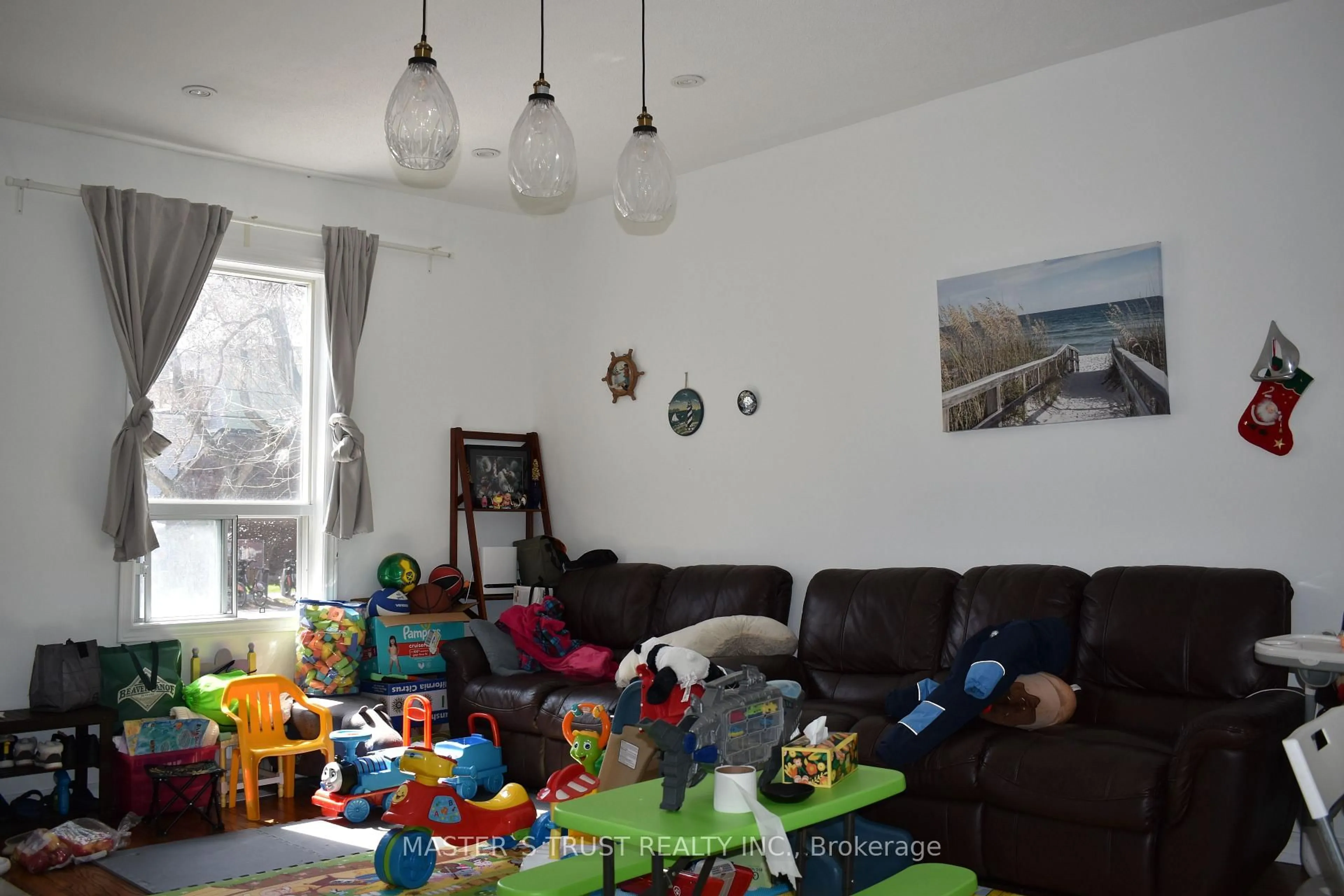 A pic of a room for 966 Dundas St, Toronto Ontario M4M 1R5