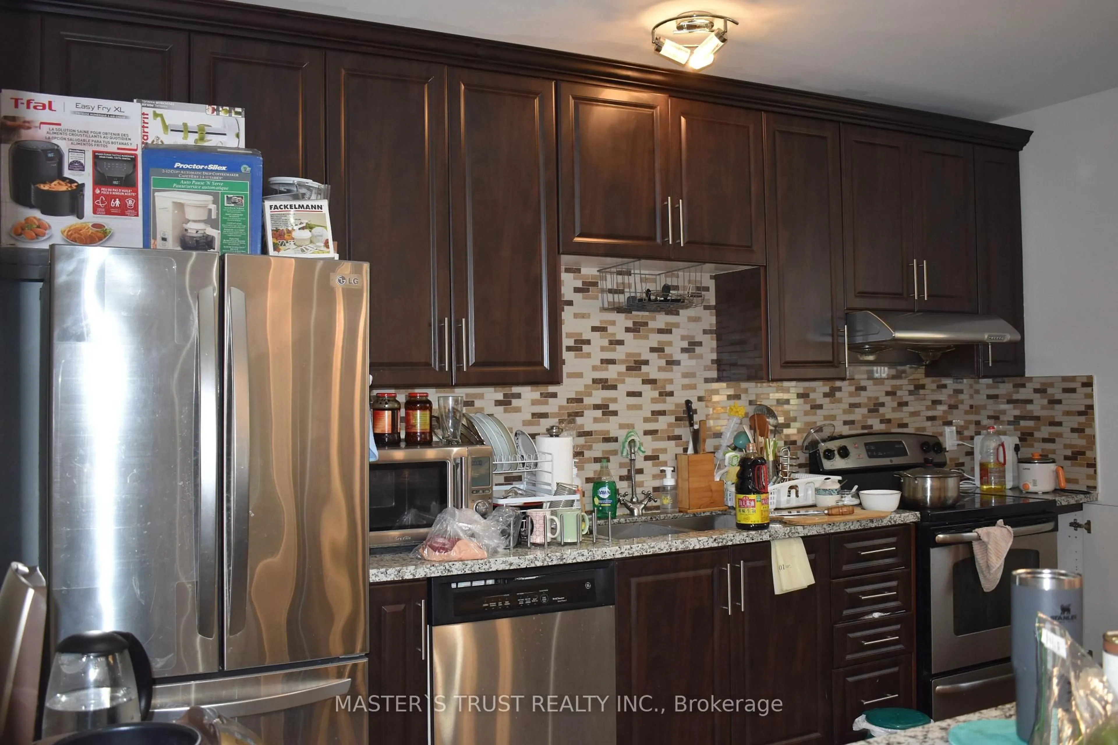 Standard kitchen, unknown for 966 Dundas St, Toronto Ontario M4M 1R5