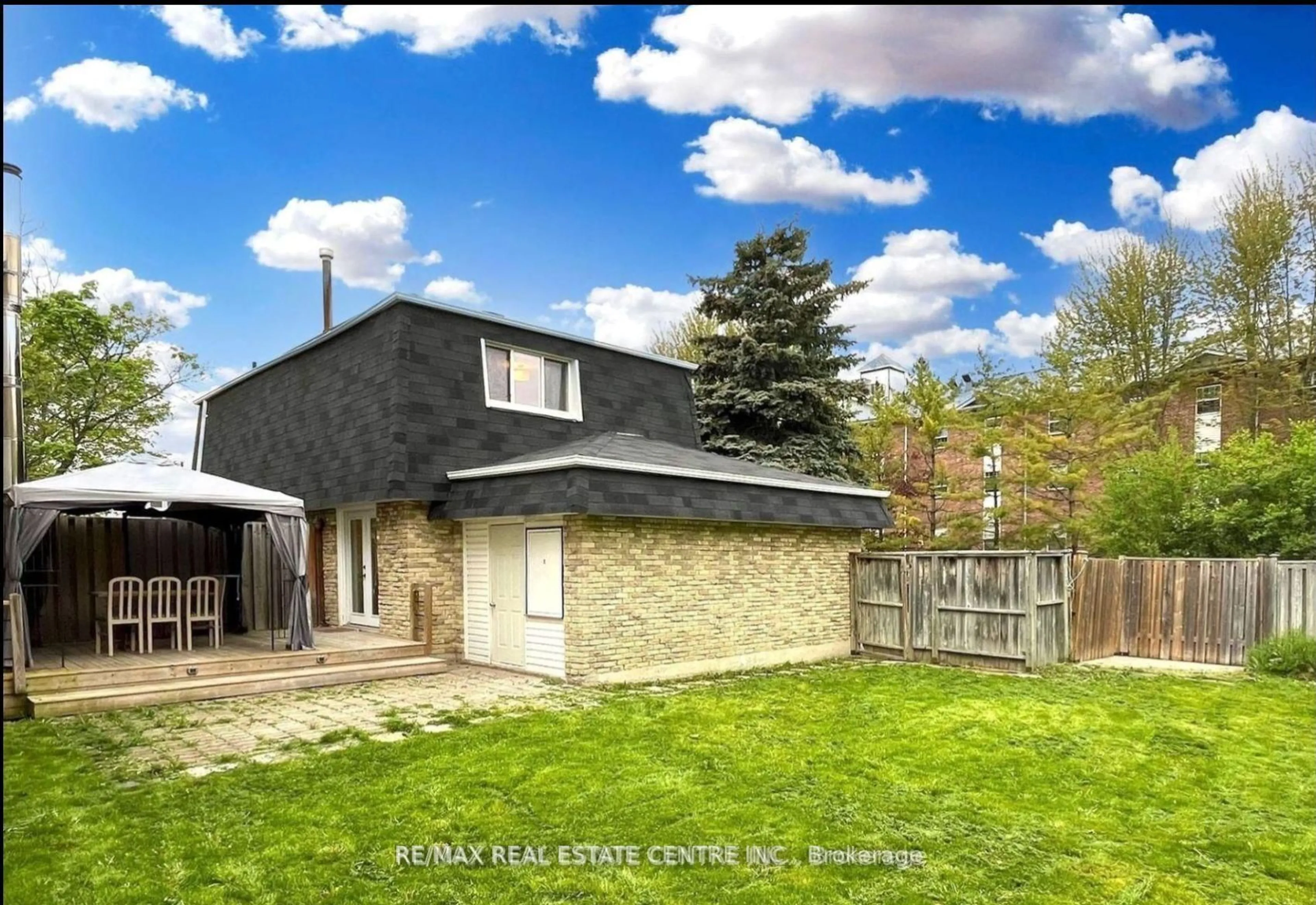 A pic from outside/outdoor area/front of a property/back of a property/a pic from drone, street for 25 Ivanic Crt, Whitby Ontario L1N 6E3