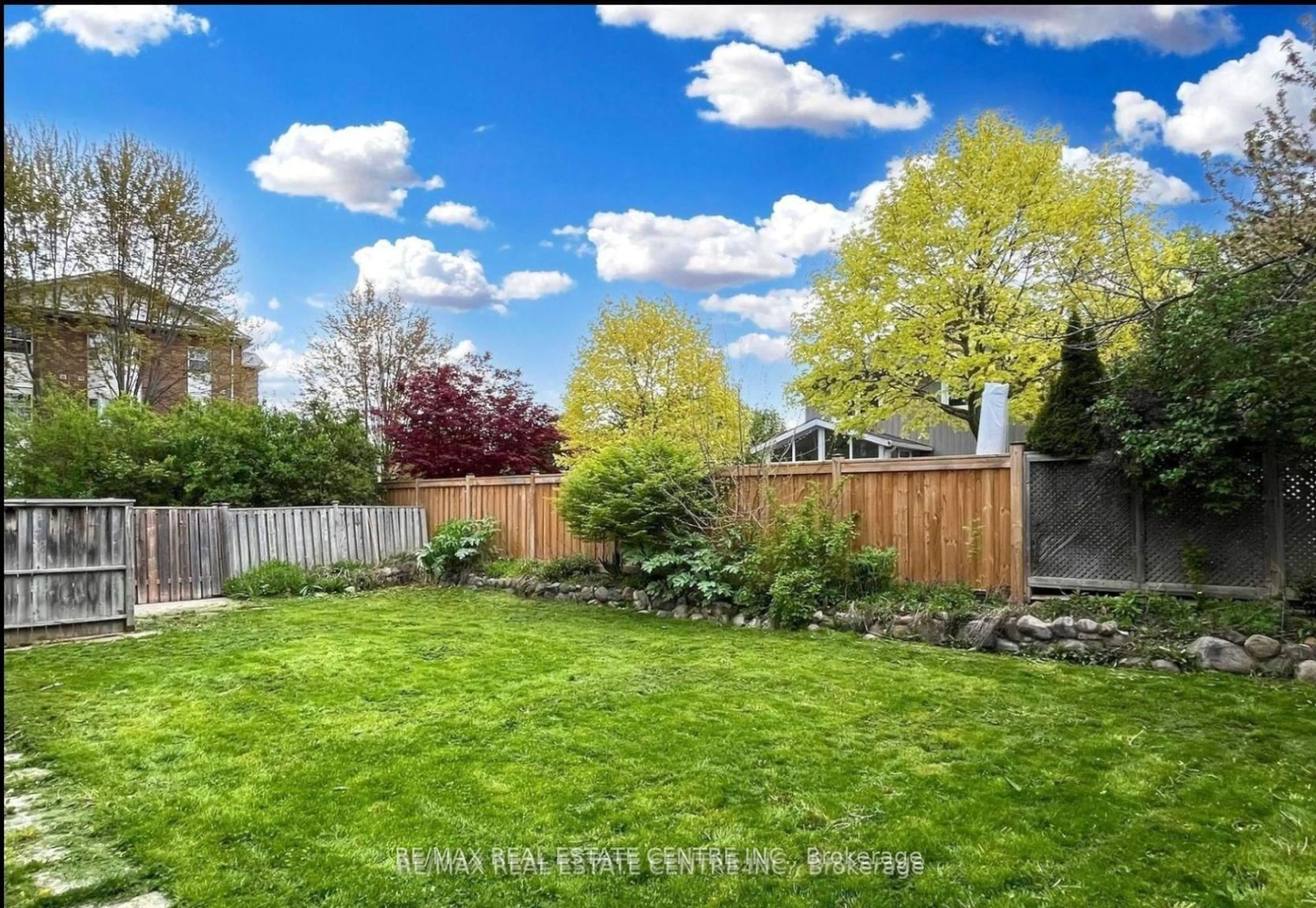 Unknown for 25 Ivanic Crt, Whitby Ontario L1N 6E3