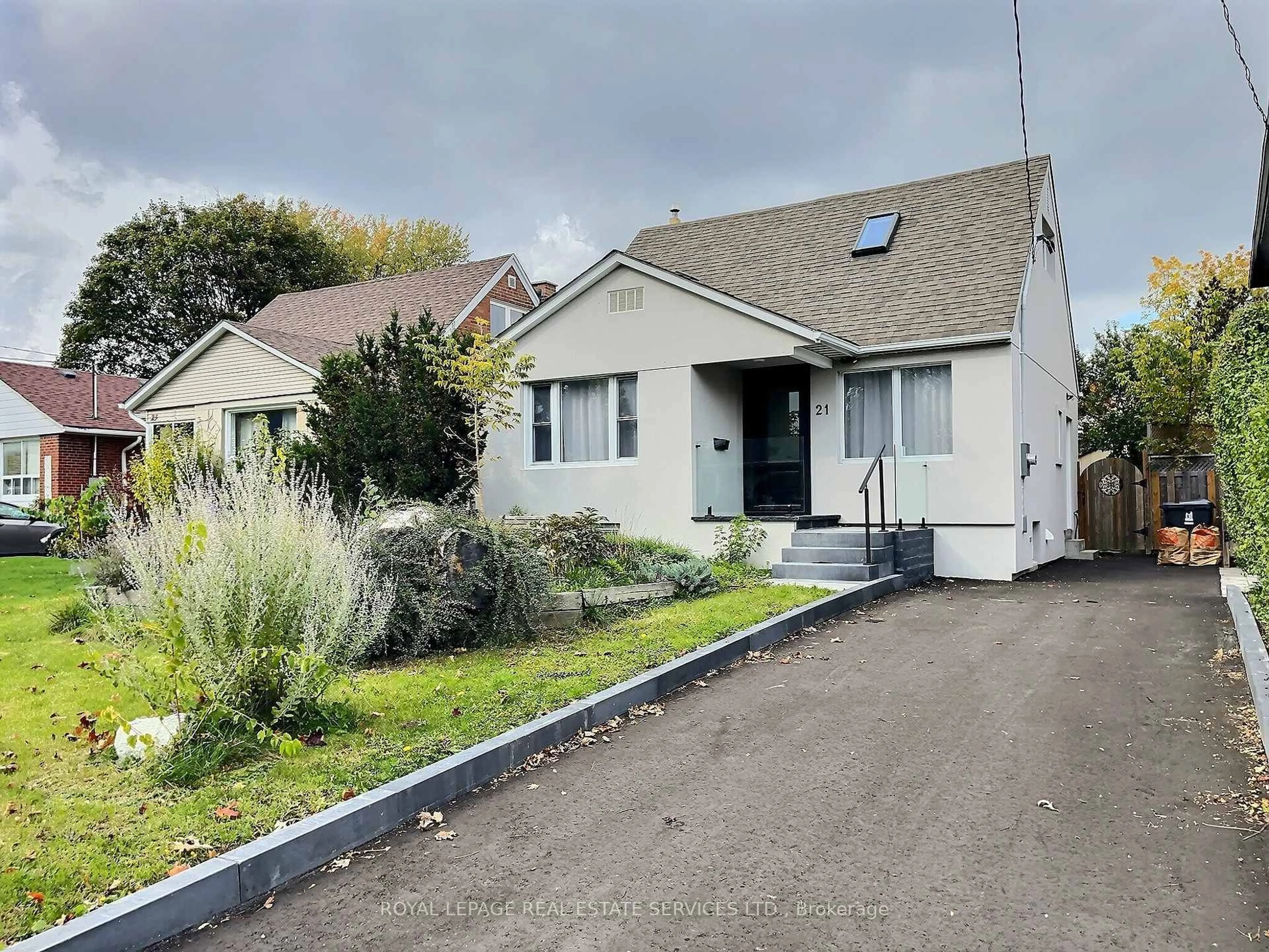 A pic from outside/outdoor area/front of a property/back of a property/a pic from drone, street for 21 Christina Cres, Toronto Ontario M1R 4H7