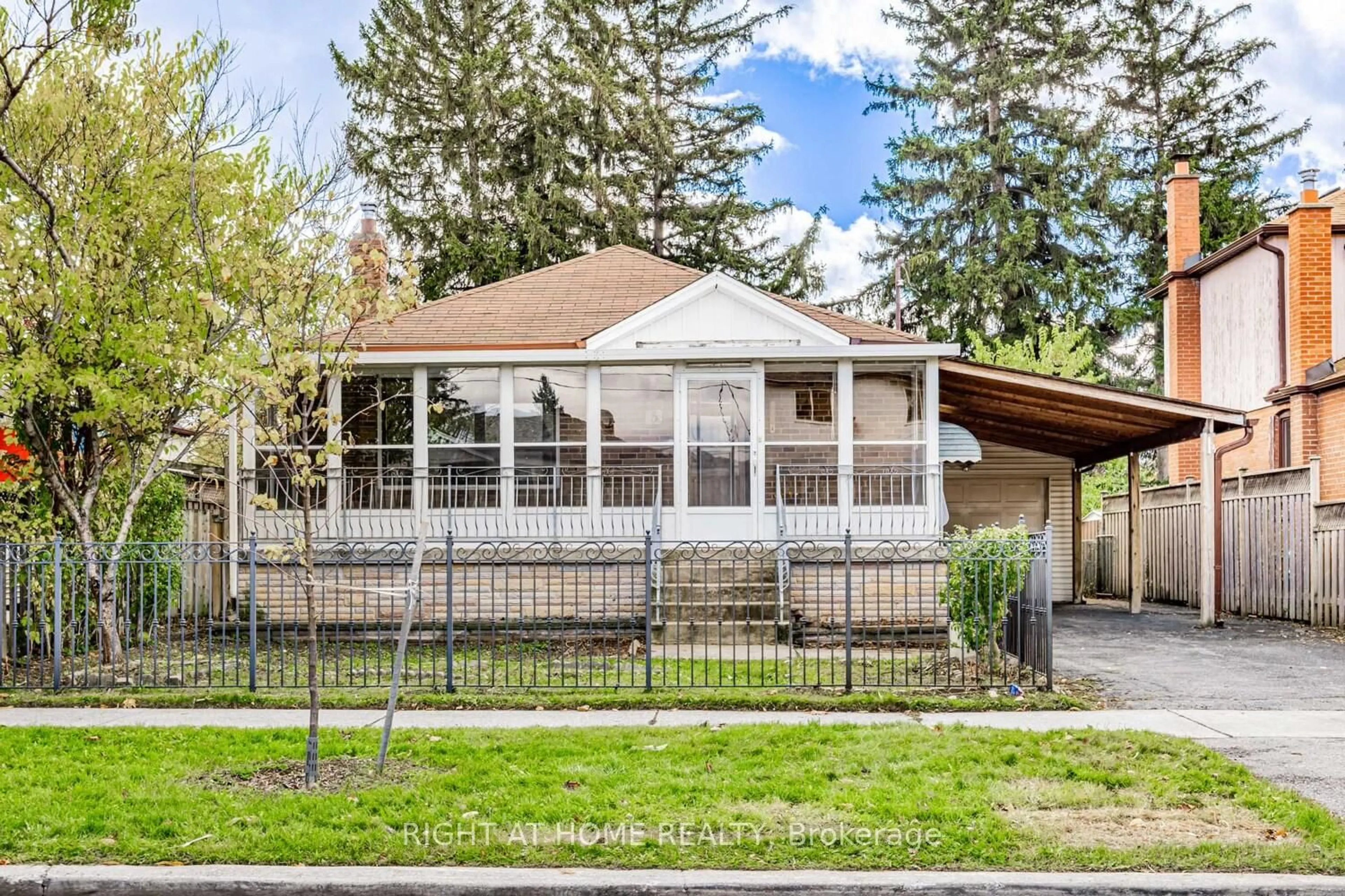 Home with vinyl exterior material, street for 5 Mcgregor Rd, Toronto Ontario M1P 1C5