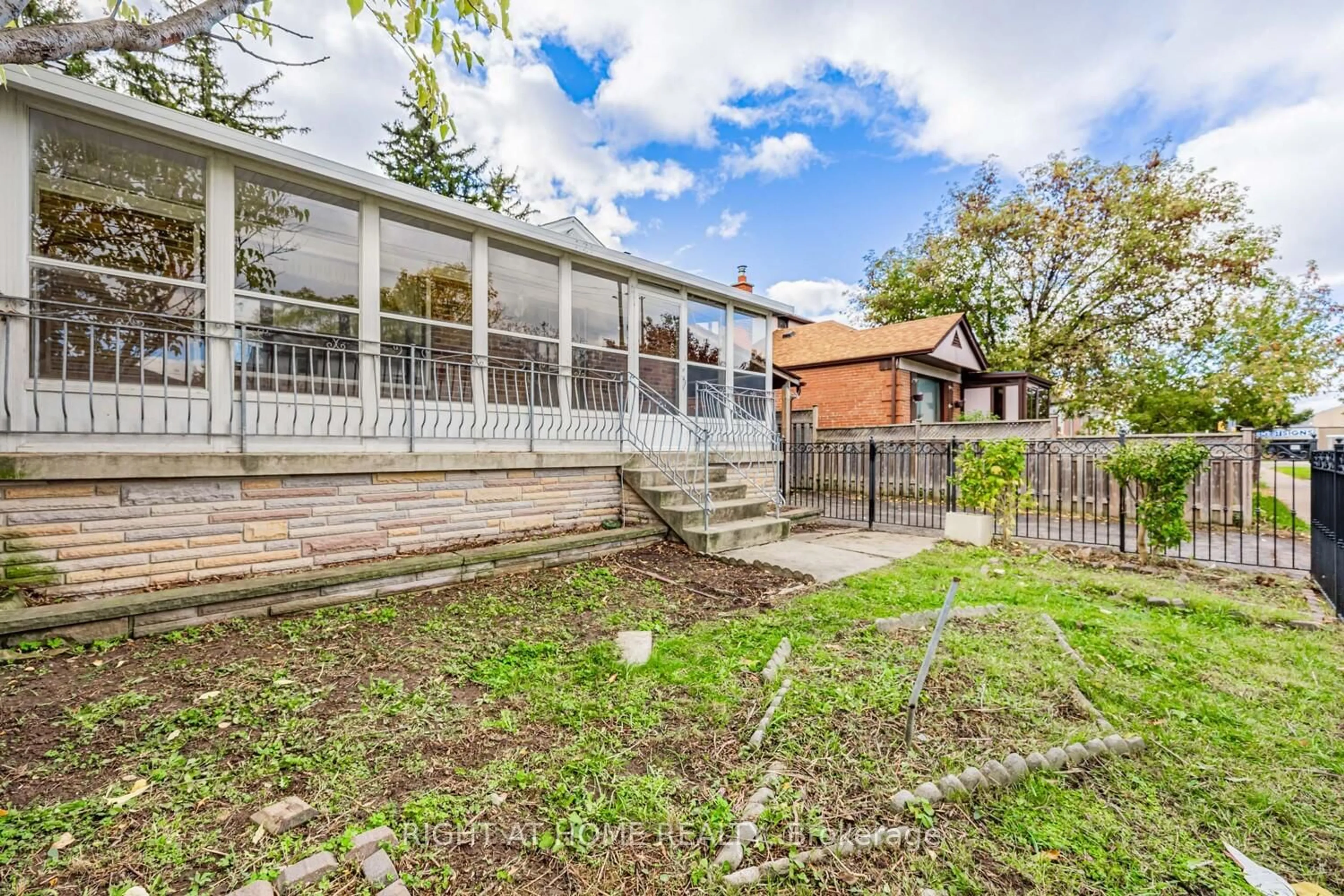 A pic from outside/outdoor area/front of a property/back of a property/a pic from drone, street for 5 Mcgregor Rd, Toronto Ontario M1P 1C5