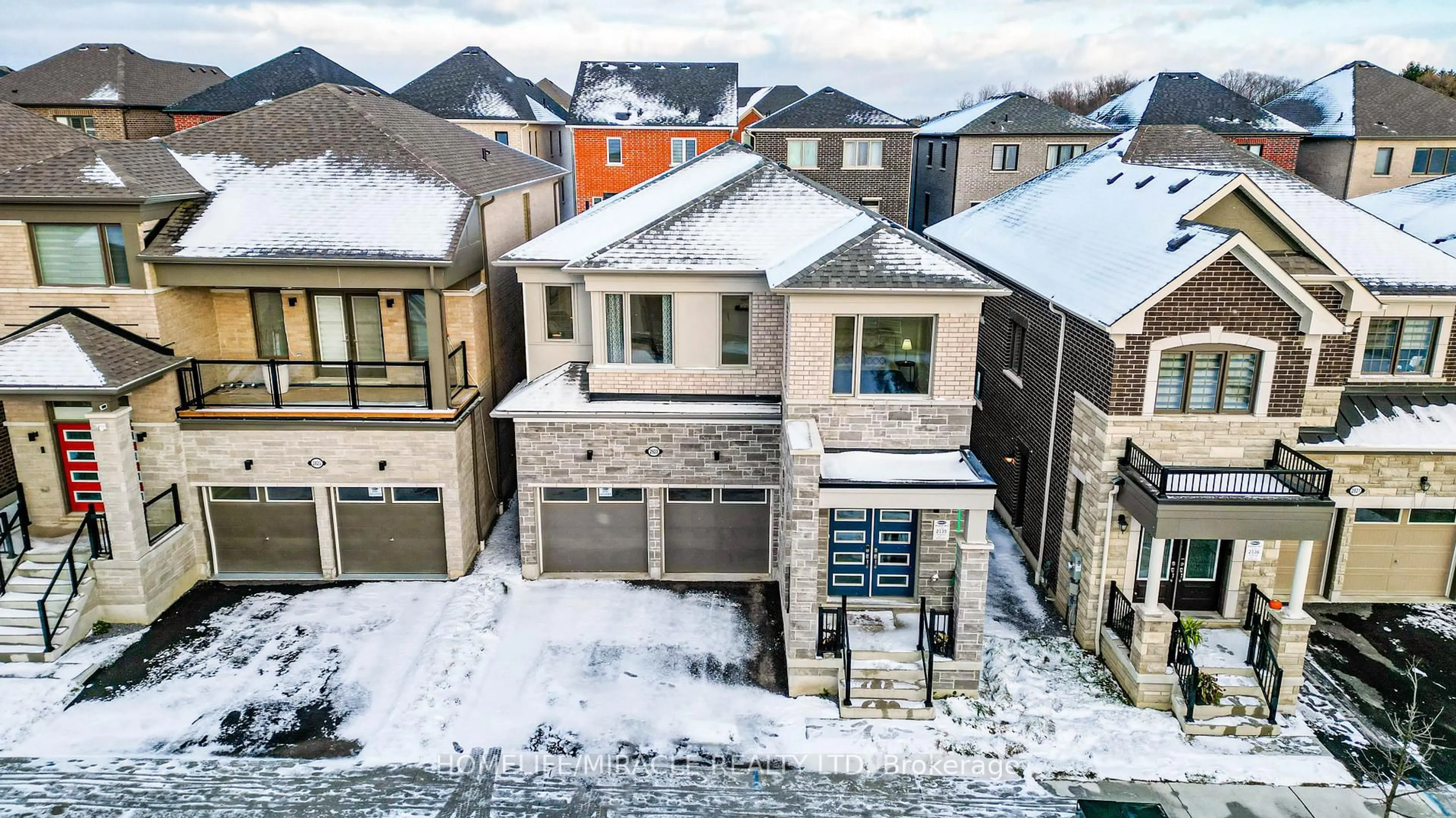 A pic from outside/outdoor area/front of a property/back of a property/a pic from drone, street for 2823 Foxden Sq, Pickering Ontario L0H 1J0