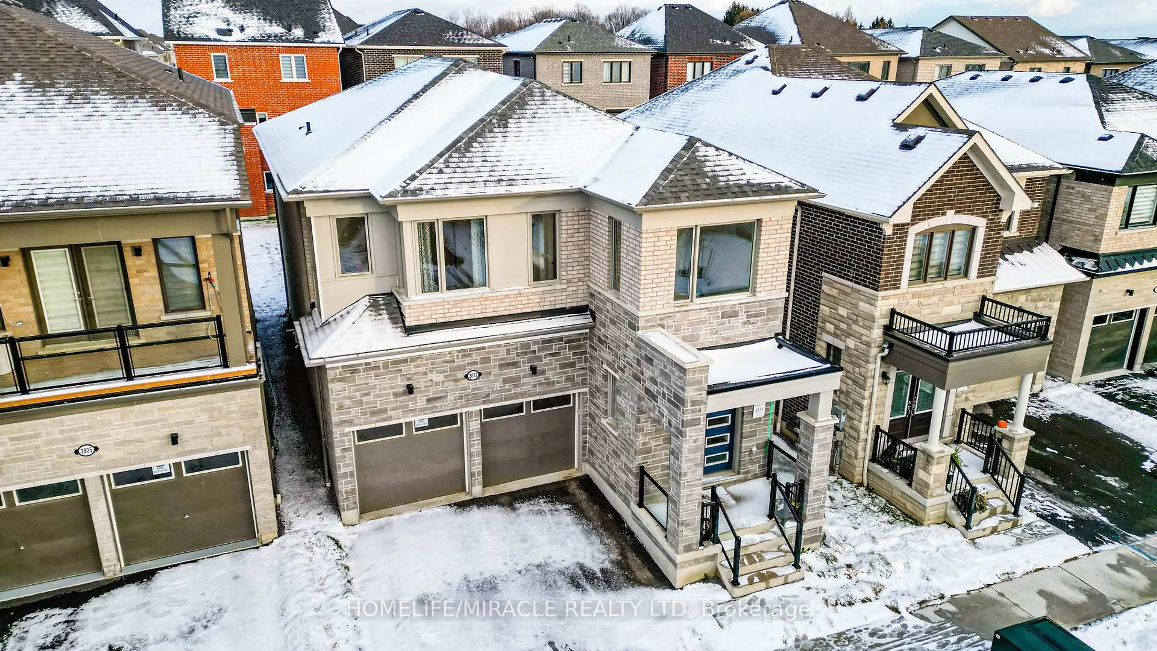 A pic from outside/outdoor area/front of a property/back of a property/a pic from drone, street for 2823 Foxden Sq, Pickering Ontario L0H 1J0