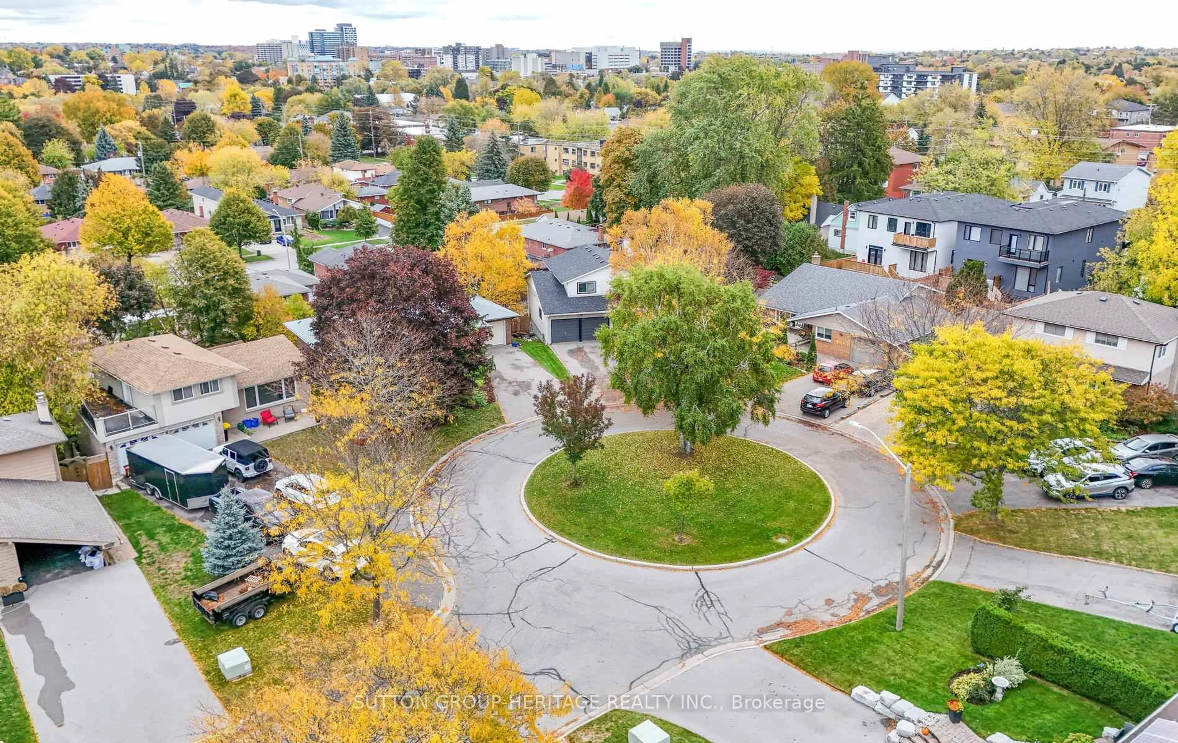 A pic from outside/outdoor area/front of a property/back of a property/a pic from drone, street for 253 Fairlawn Crt, Oshawa Ontario L1J 4R1