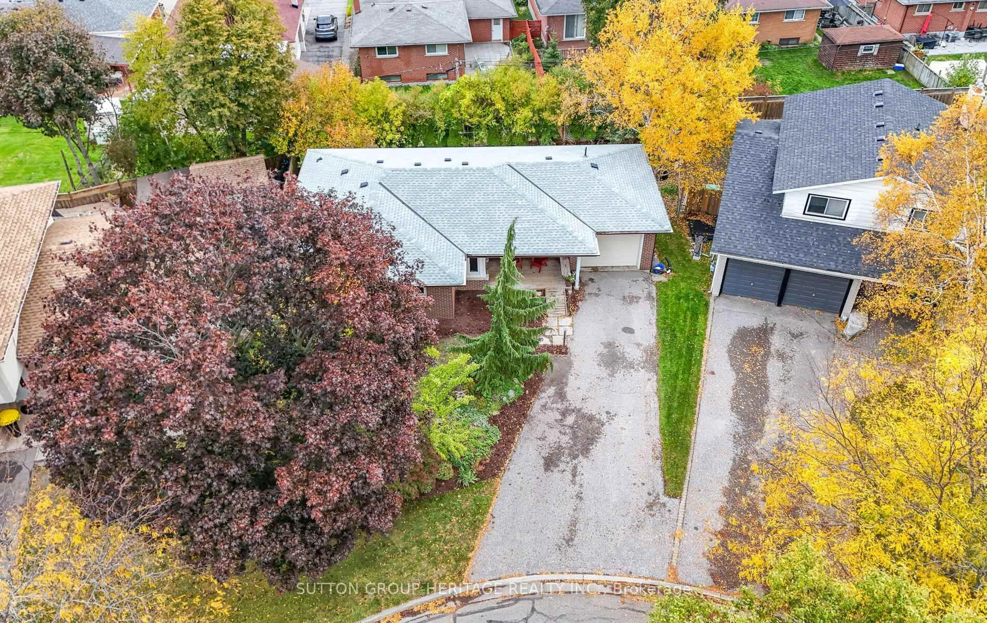 A pic from outside/outdoor area/front of a property/back of a property/a pic from drone, street for 253 Fairlawn Crt, Oshawa Ontario L1J 4R1