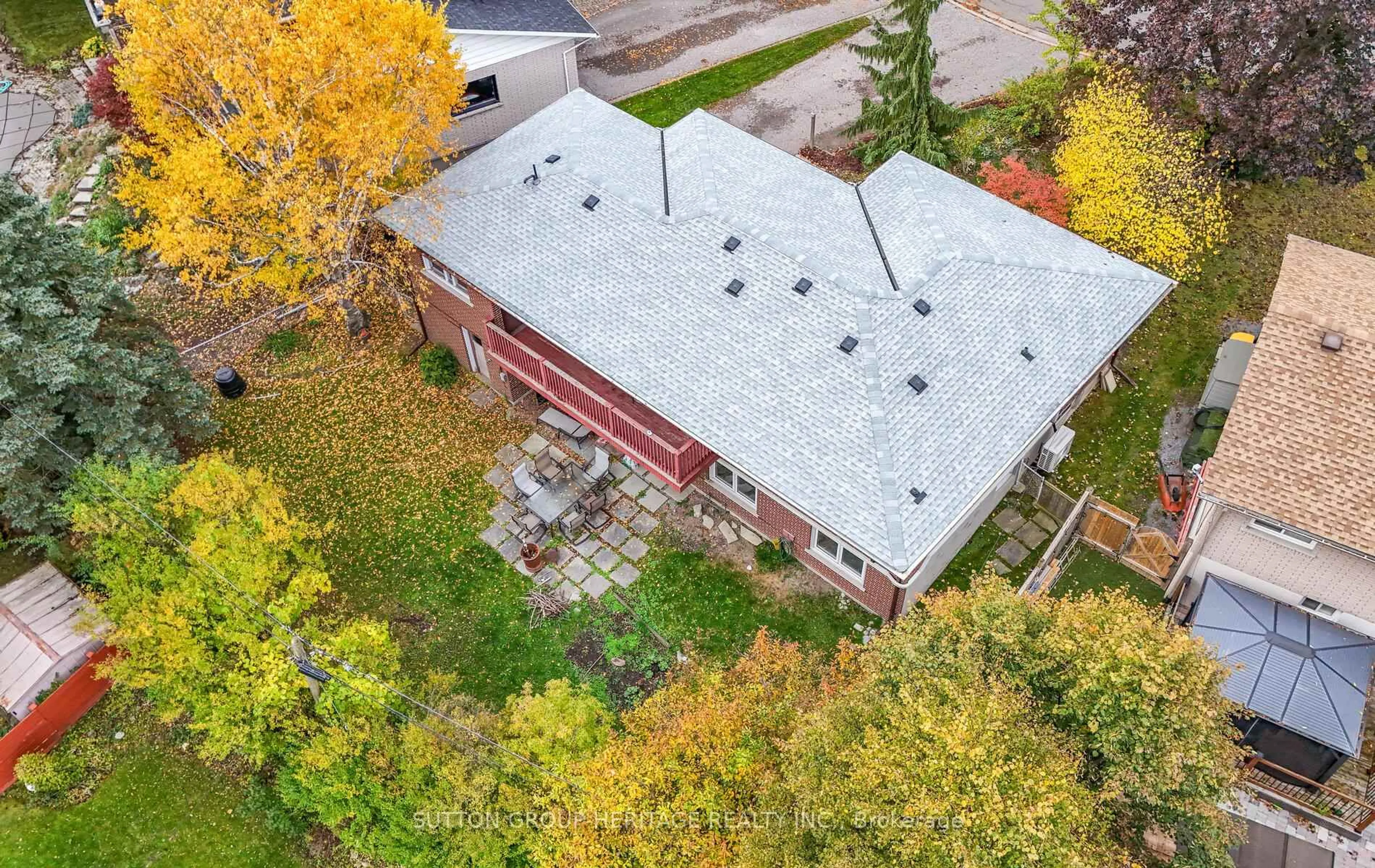A pic from outside/outdoor area/front of a property/back of a property/a pic from drone, building for 253 Fairlawn Crt, Oshawa Ontario L1J 4R1
