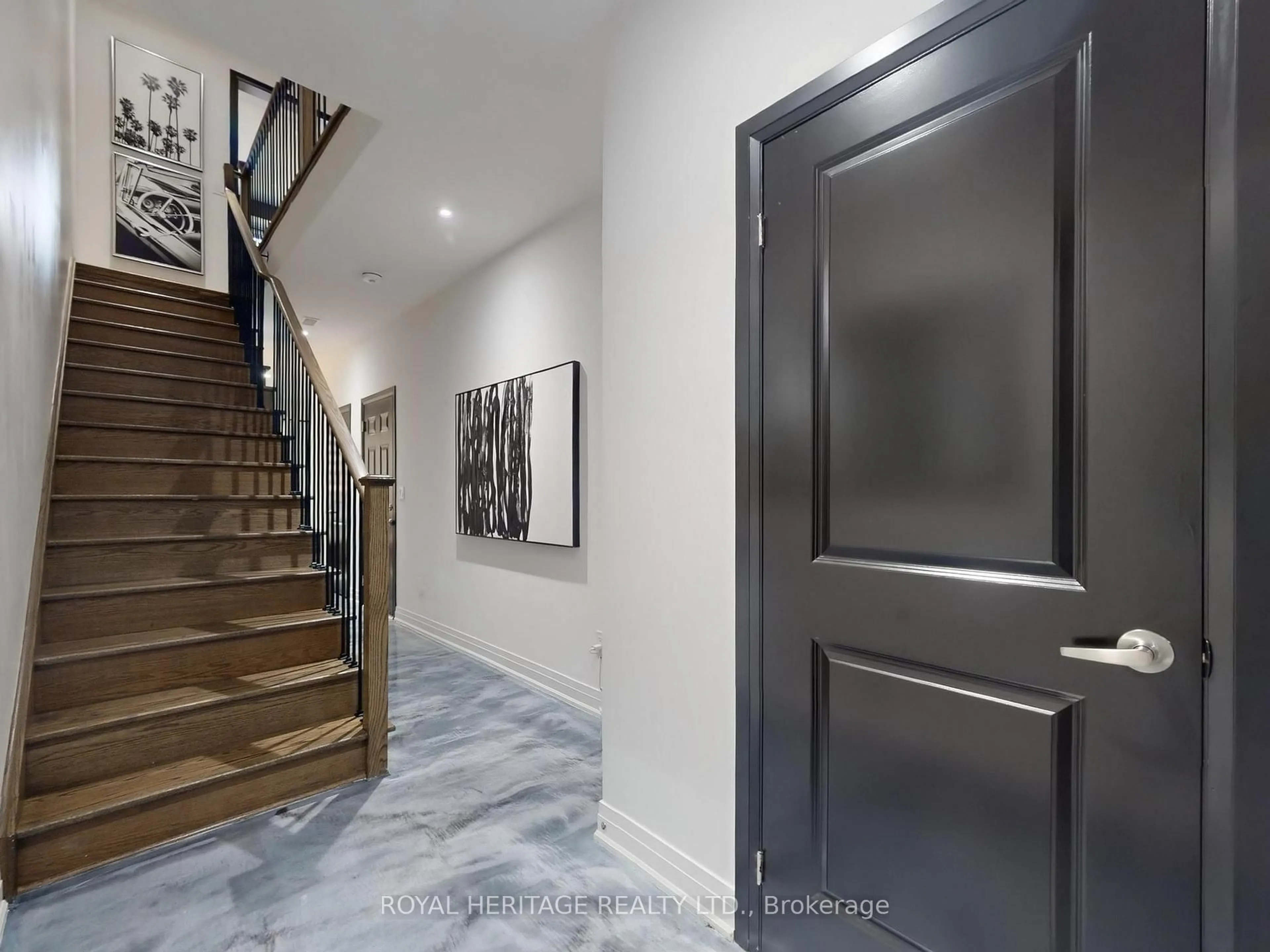 Indoor foyer for 24 Waterside Way, Whitby Ontario L1N 0N1