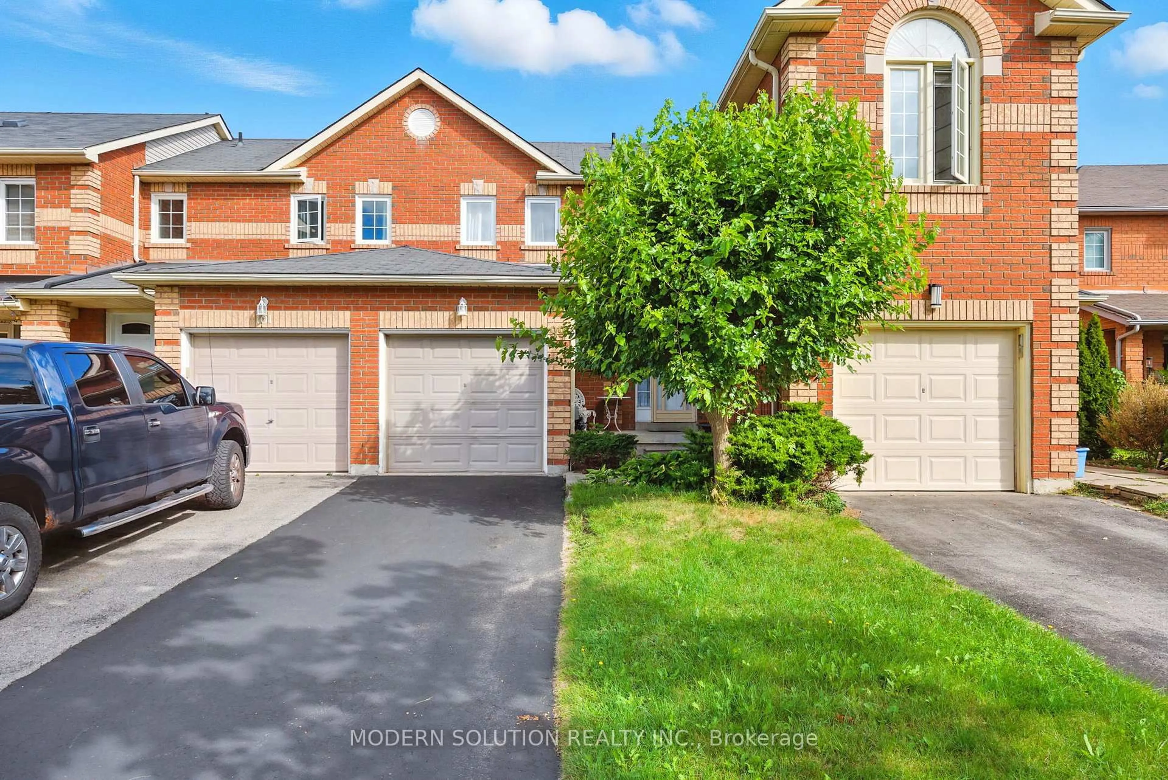 A pic from outside/outdoor area/front of a property/back of a property/a pic from drone, street for 99 Creekwood Cres, Whitby Ontario L1R 2K1