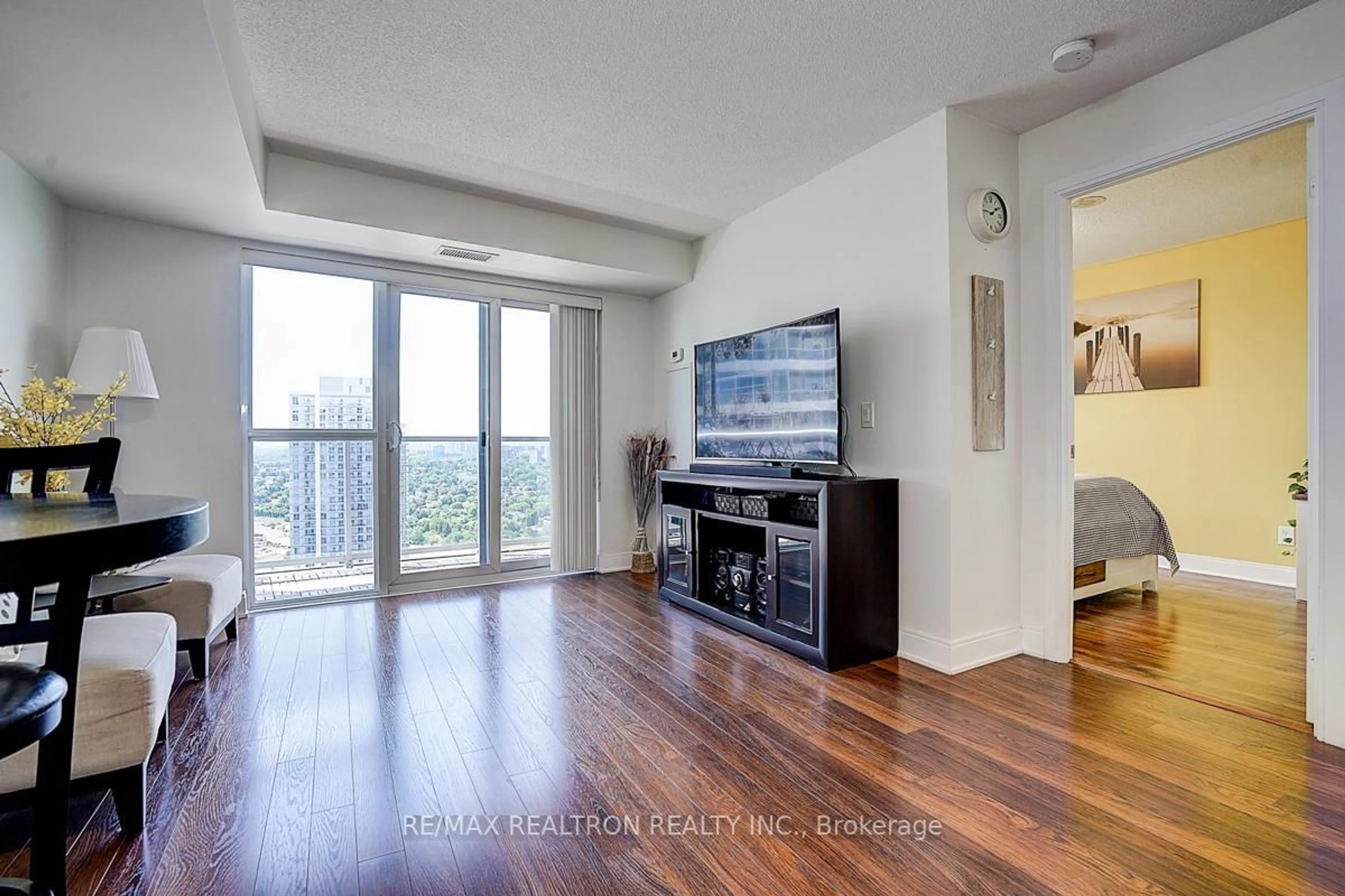 Living room with furniture, wood/laminate floor for 135 Village Green Sq #3220, Toronto Ontario M1S 0G4