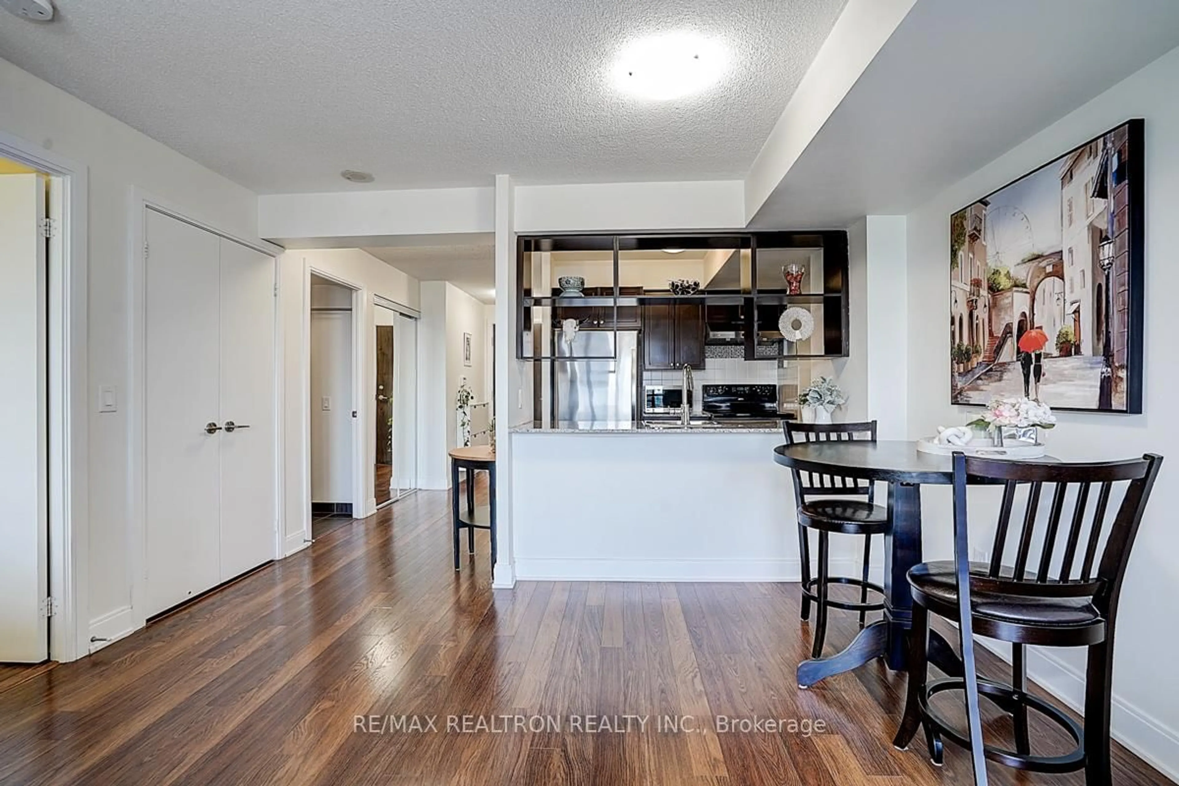 Open concept kitchen, wood/laminate floor for 135 Village Green Sq #3220, Toronto Ontario M1S 0G4