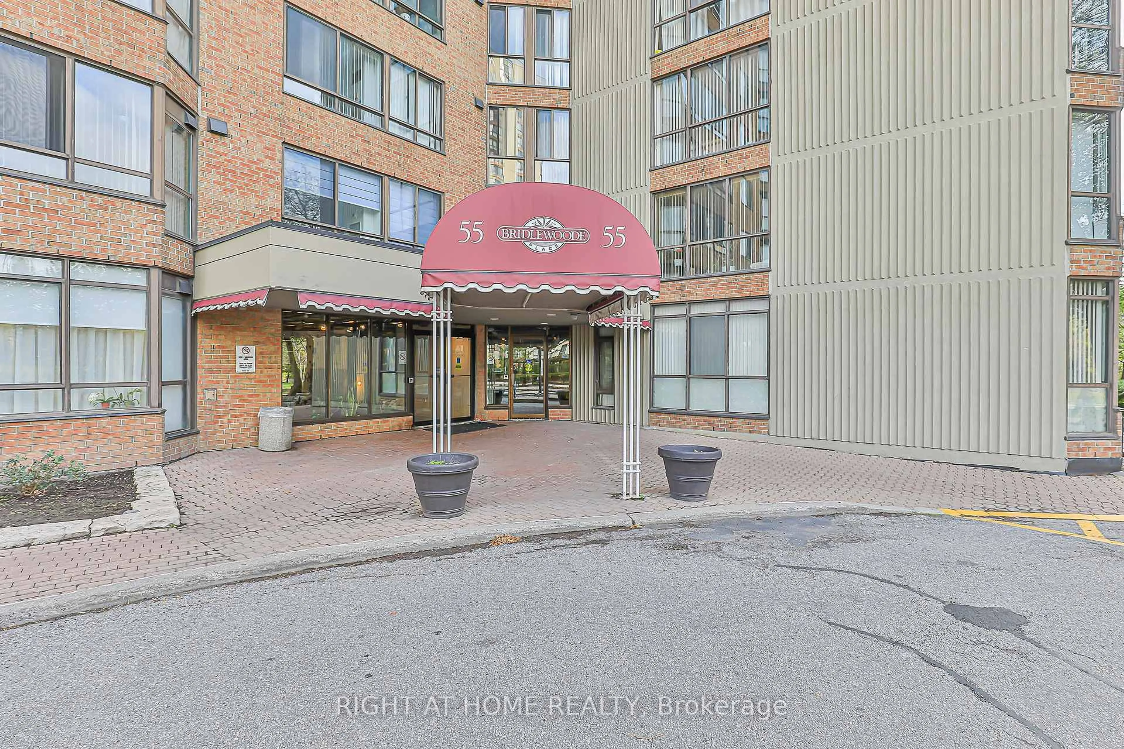 Indoor foyer for 55 Bamburgh Circ #802, Toronto Ontario M1W 3V4