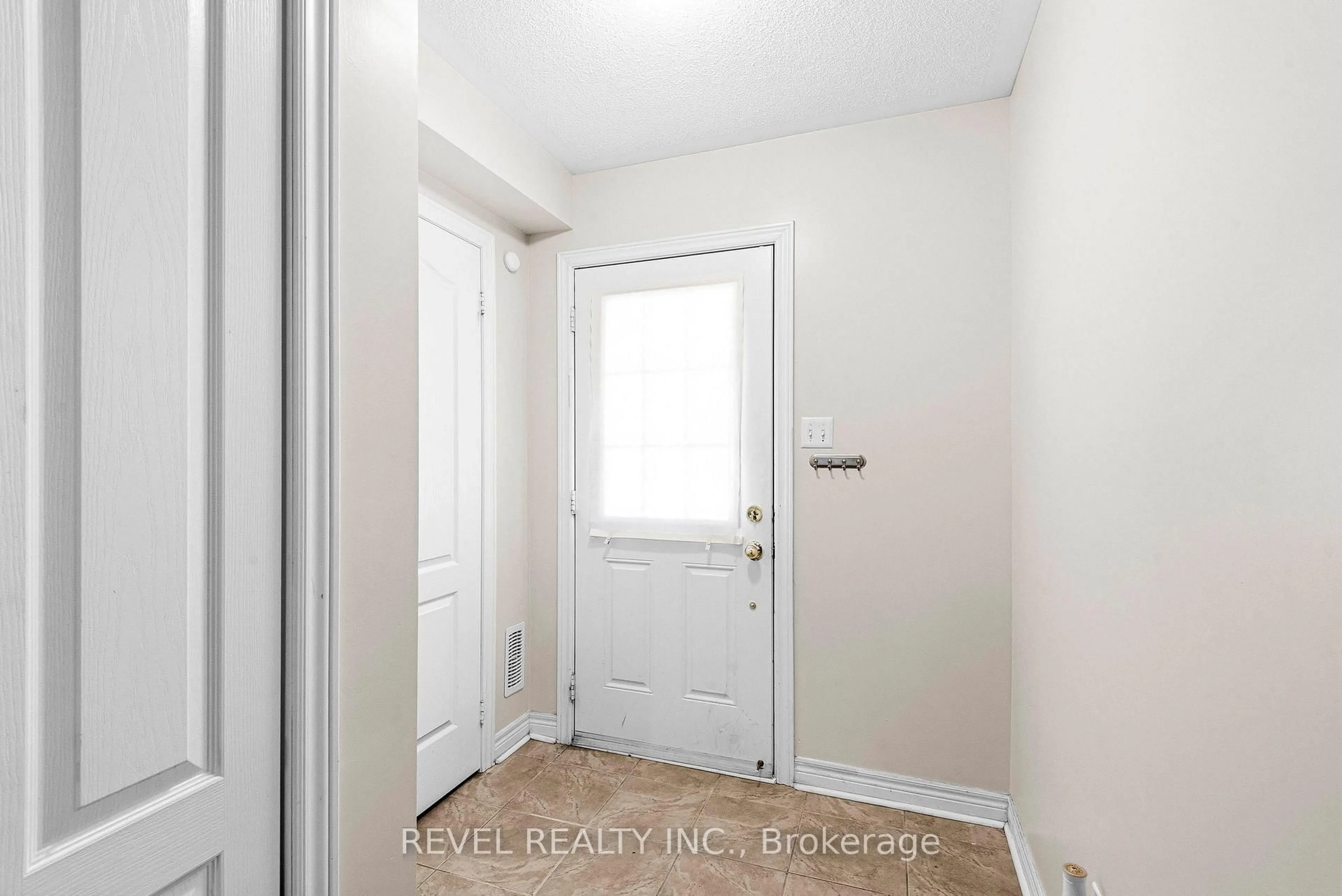 Indoor entryway for 1516 Shepway Mews, Pickering Ontario L1X 0C7