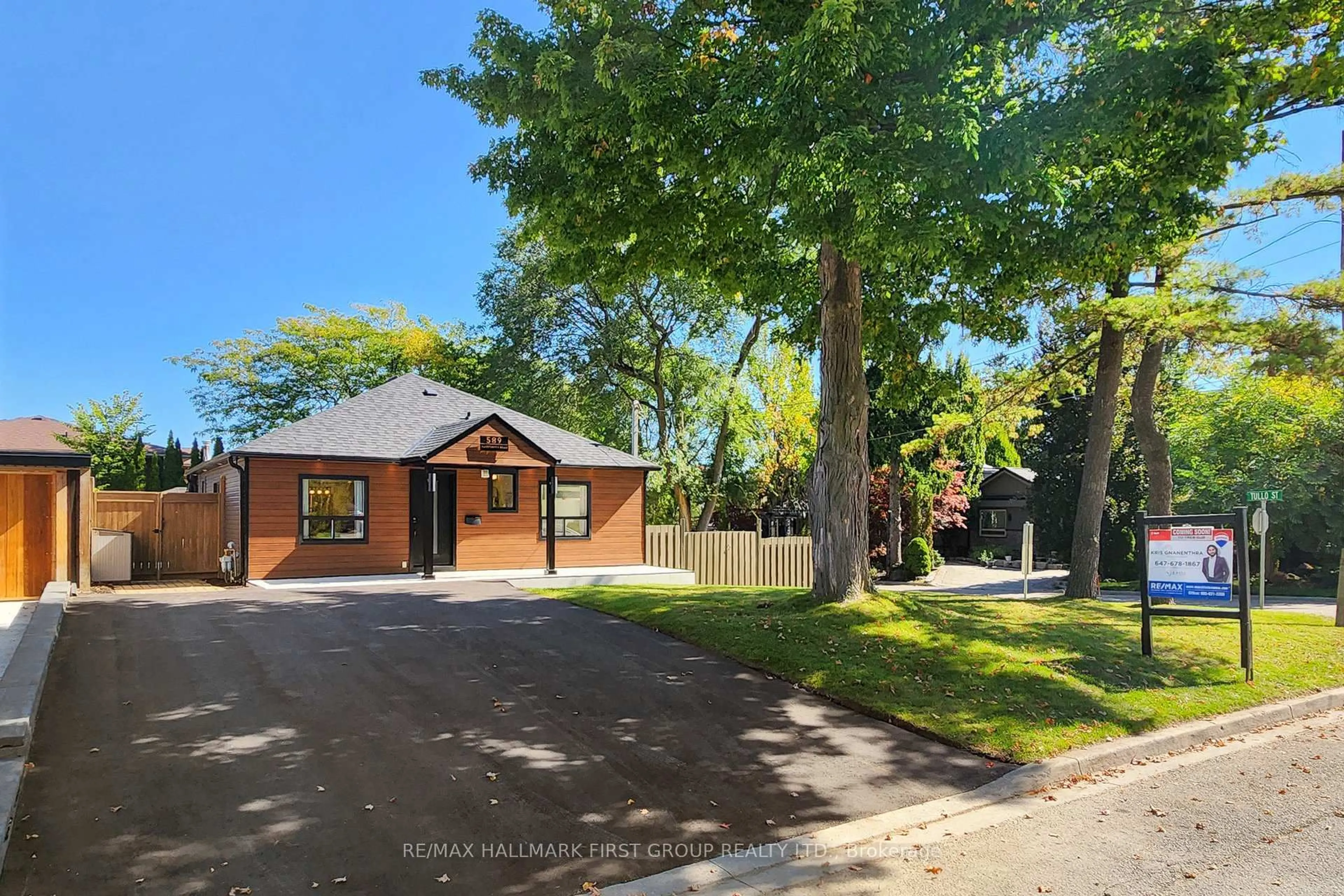 A pic from outside/outdoor area/front of a property/back of a property/a pic from drone, street for 589 Marksbury Rd, Pickering Ontario L1W 2T1