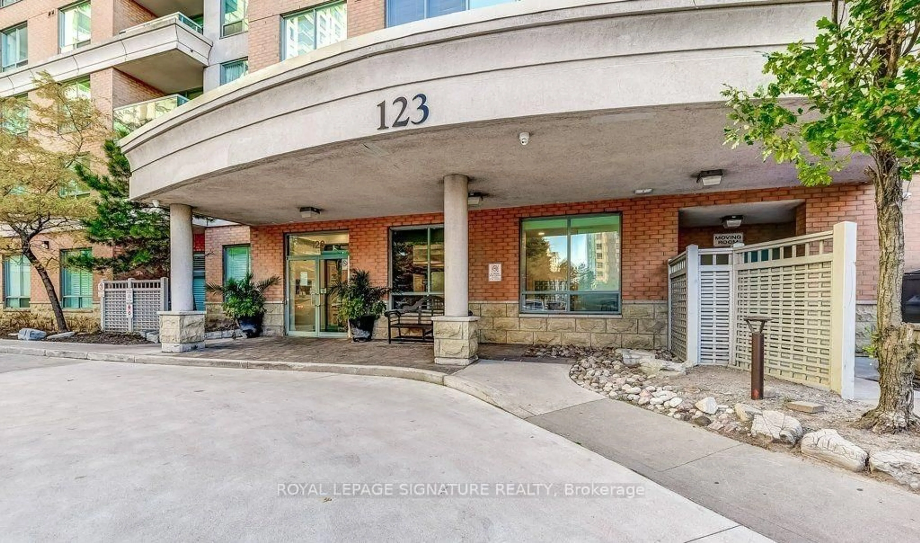 Indoor foyer for 123 Omni Dr #LL70, Toronto Ontario M1P 5A6