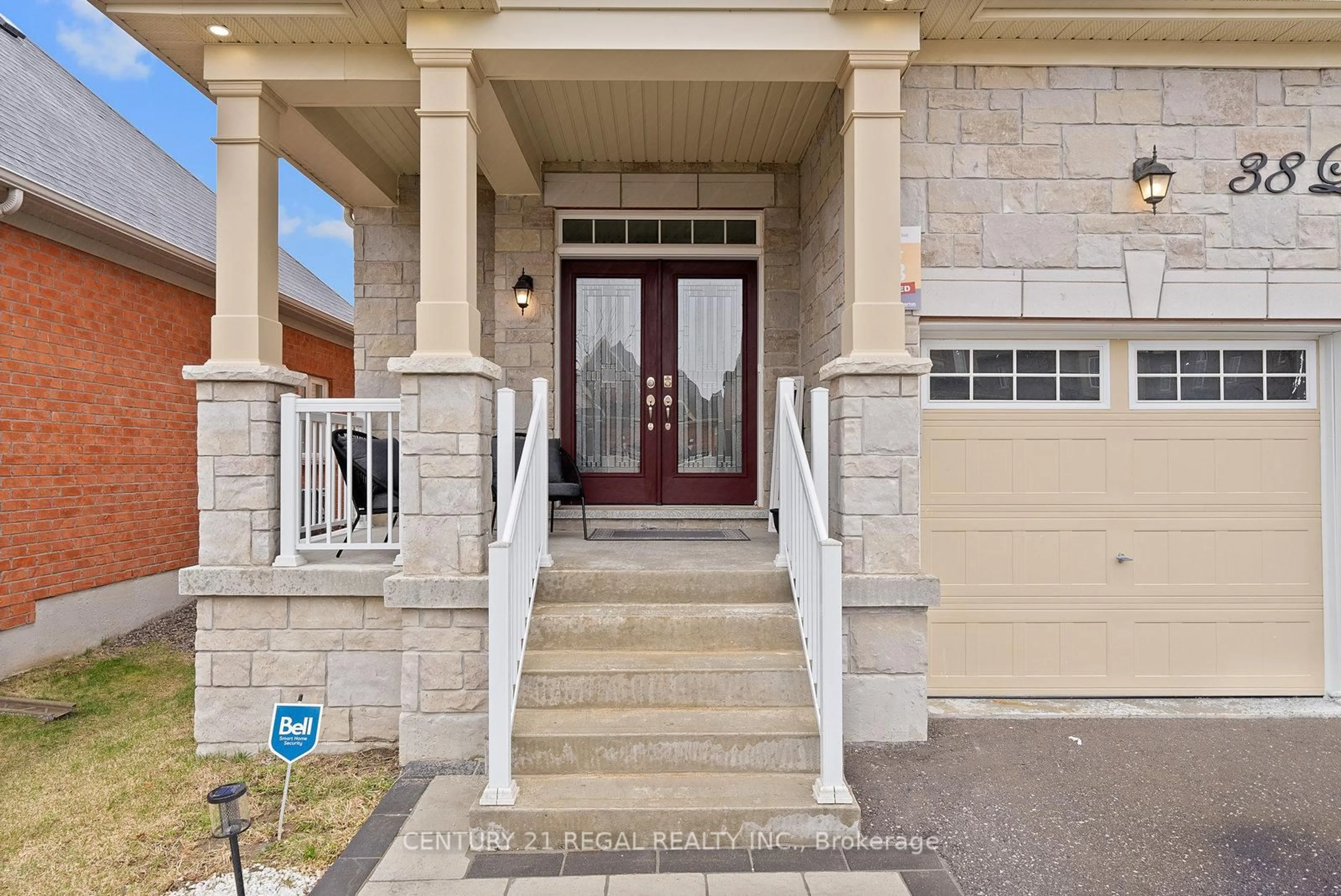 Indoor entryway for 38 Lyle Dr, Clarington Ontario L1C 0V8