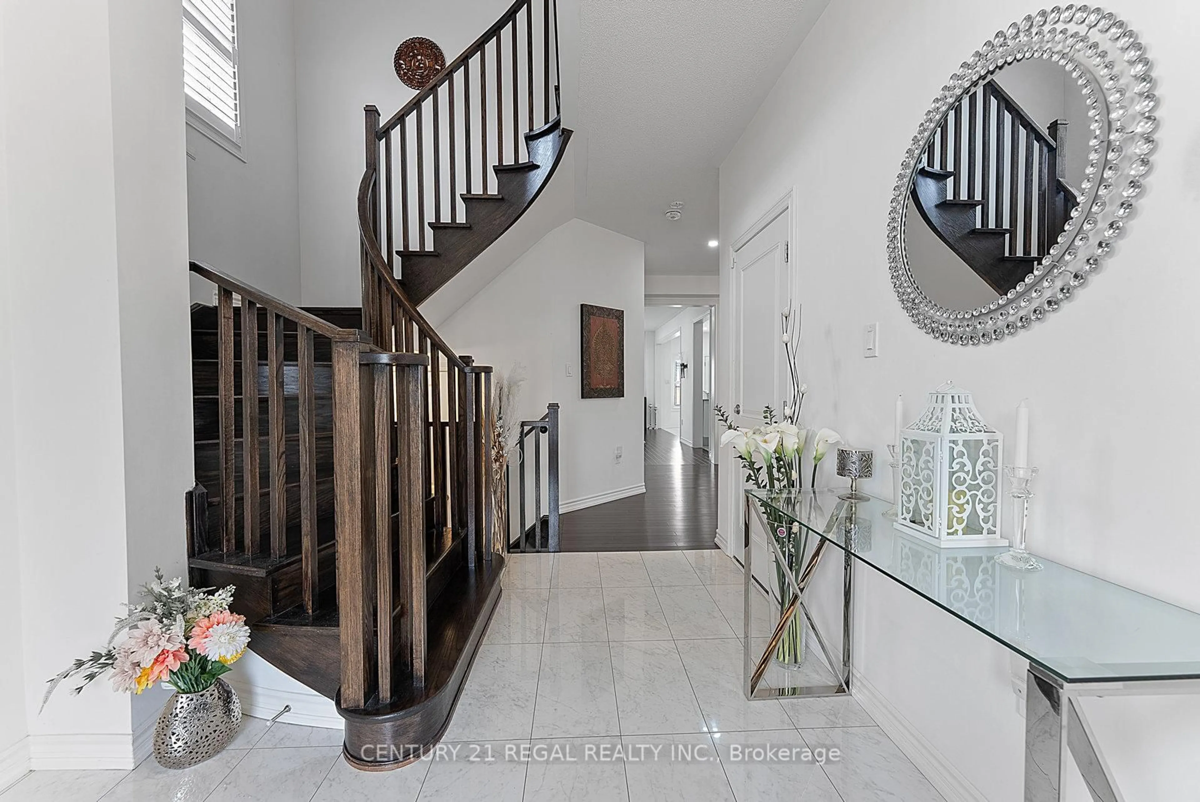 Indoor foyer for 38 Lyle Dr, Clarington Ontario L1C 0V8