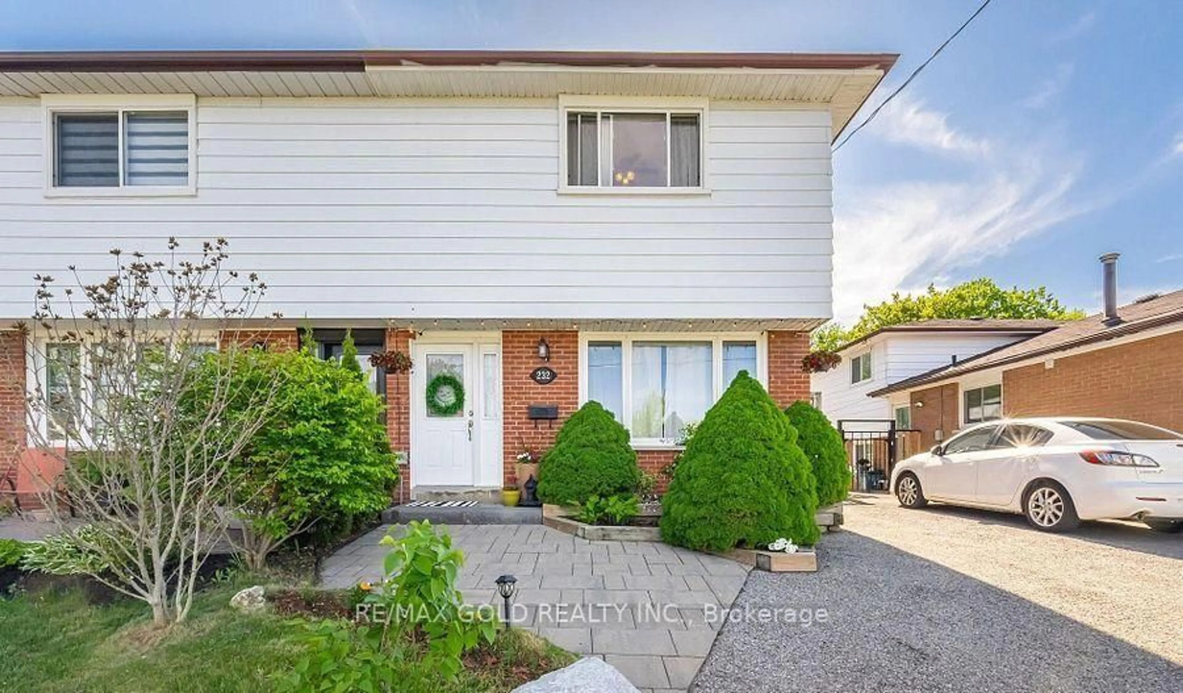 Home with vinyl exterior material, street for 232 Durham St, Oshawa Ontario L1J 5R3