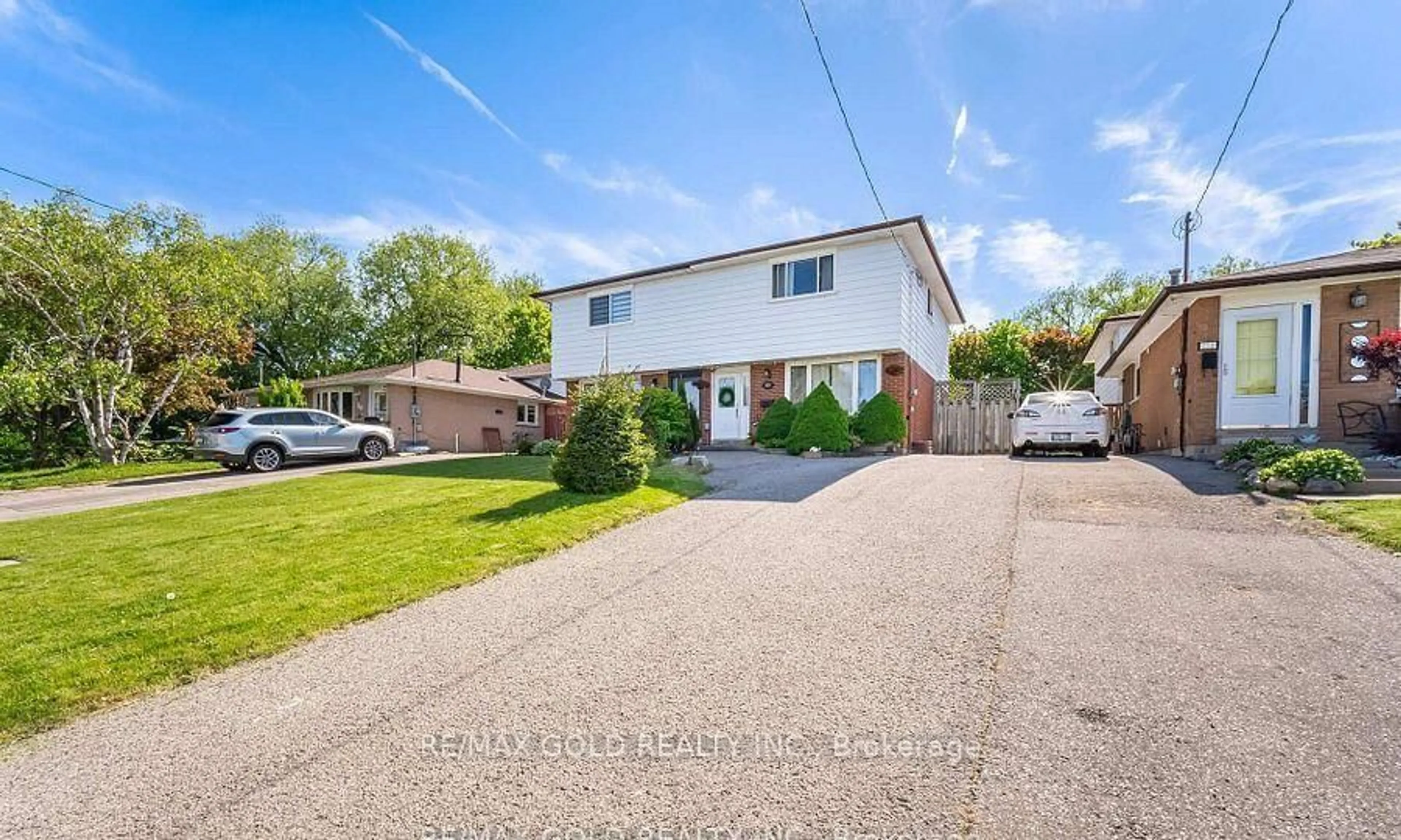 A pic from outside/outdoor area/front of a property/back of a property/a pic from drone, street for 232 Durham St, Oshawa Ontario L1J 5R3