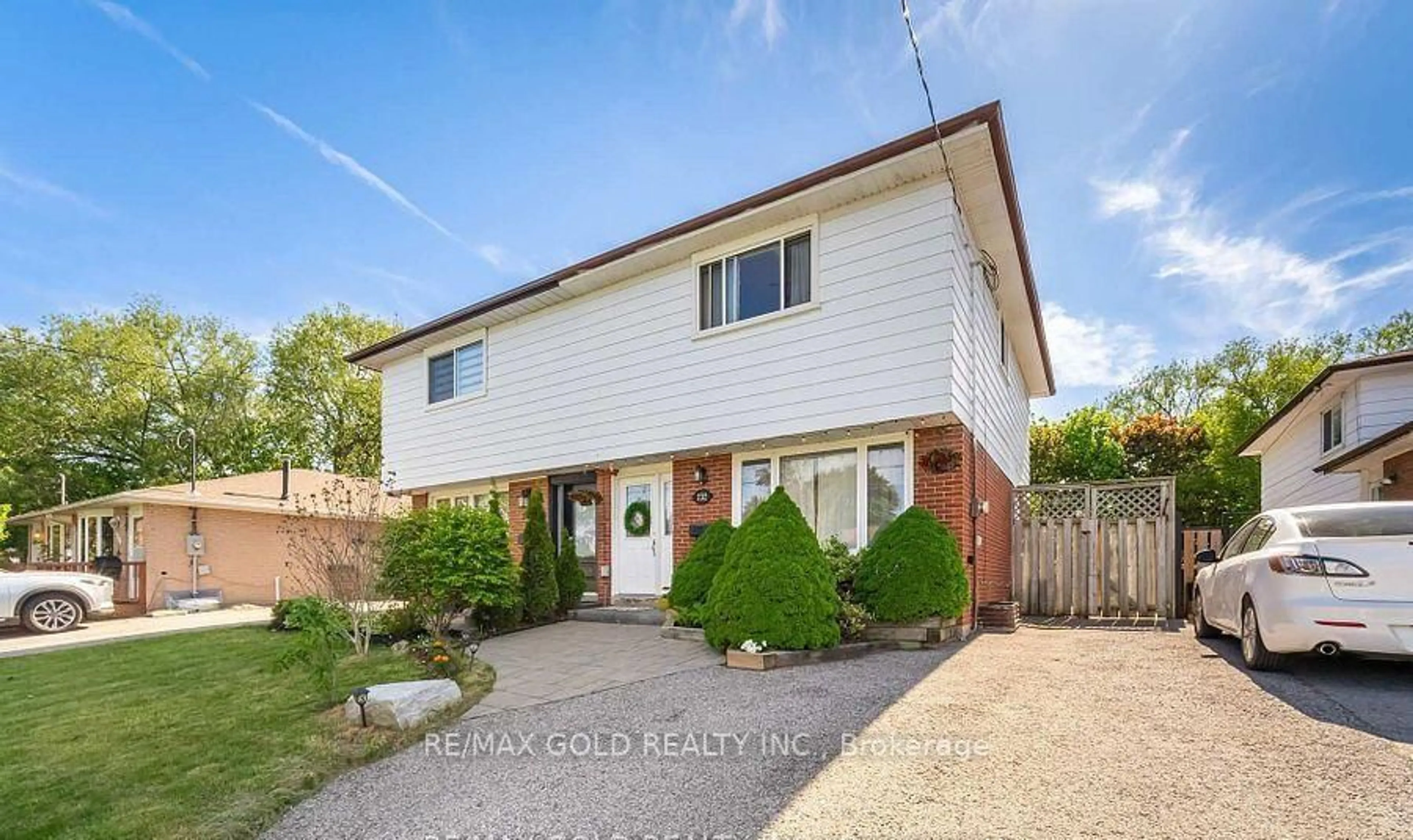 A pic from outside/outdoor area/front of a property/back of a property/a pic from drone, street for 232 Durham St, Oshawa Ontario L1J 5R3