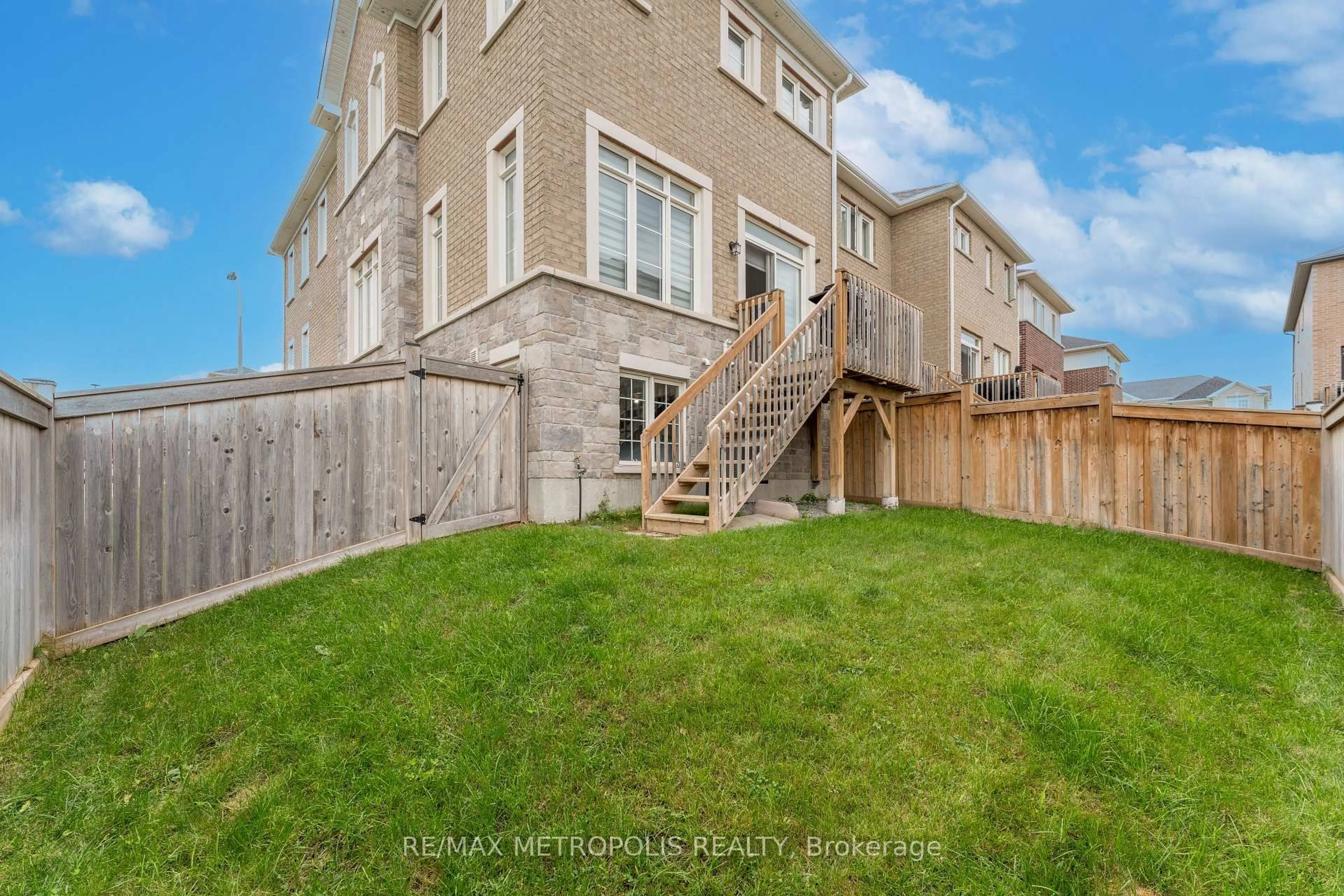 A pic from outside/outdoor area/front of a property/back of a property/a pic from drone, unknown for 2503 Hibiscus Dr, Pickering Ontario L1X 0G9