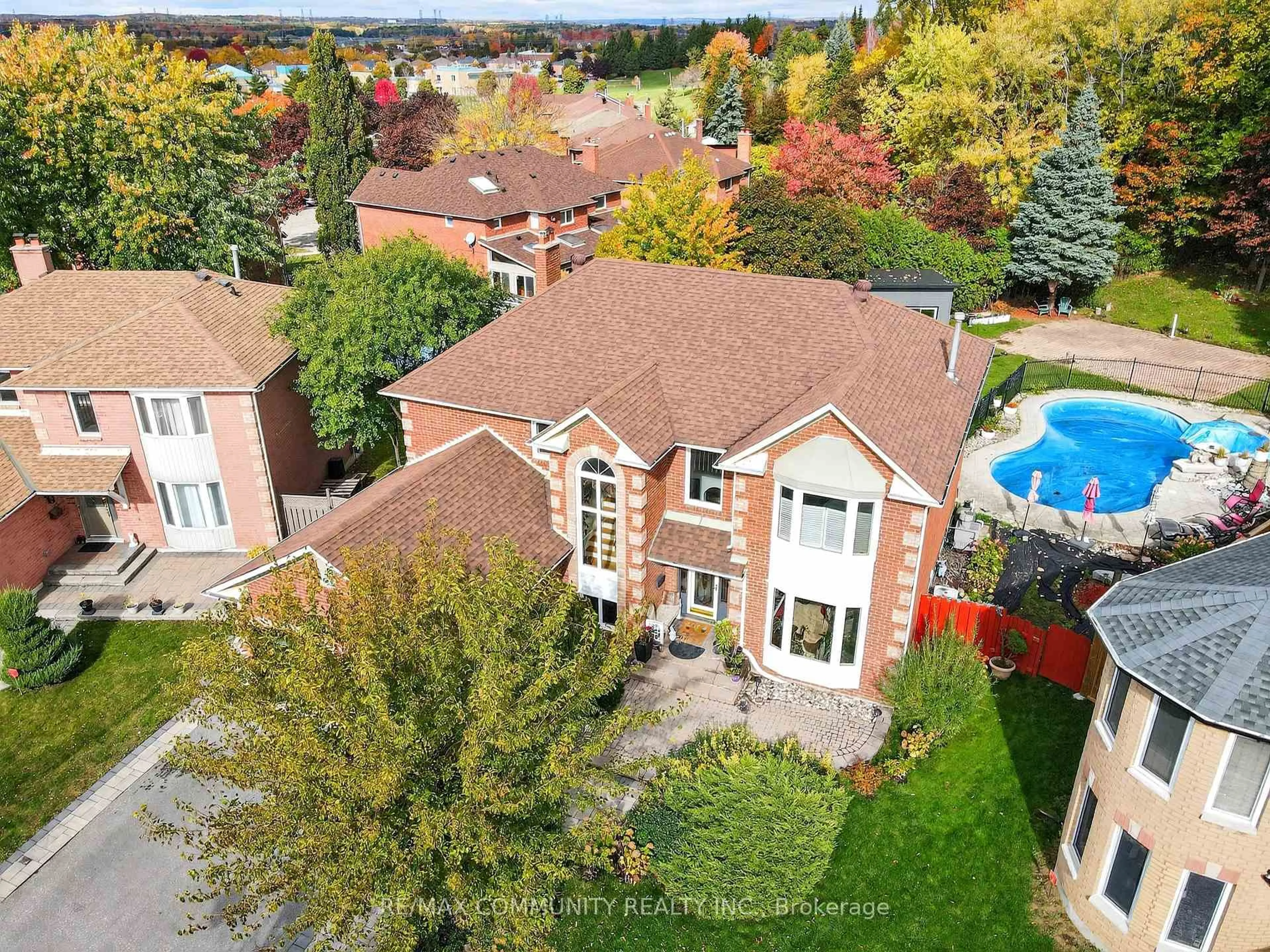 A pic from outside/outdoor area/front of a property/back of a property/a pic from drone, street for 31 Withay Dr, Ajax Ontario L1T 3J8
