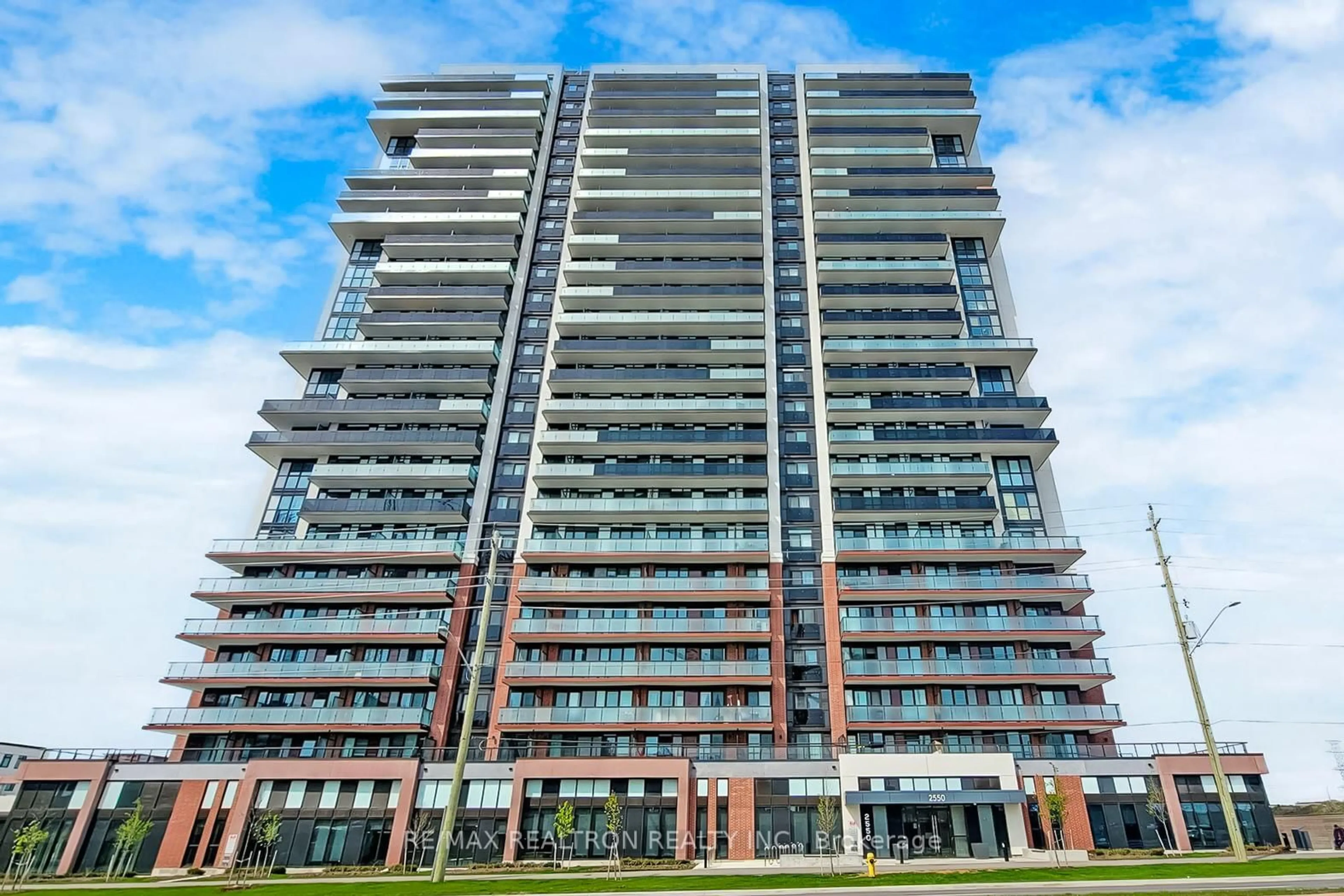 Indoor foyer for 2550 Simcoe St #405, Oshawa Ontario L1L 0R5