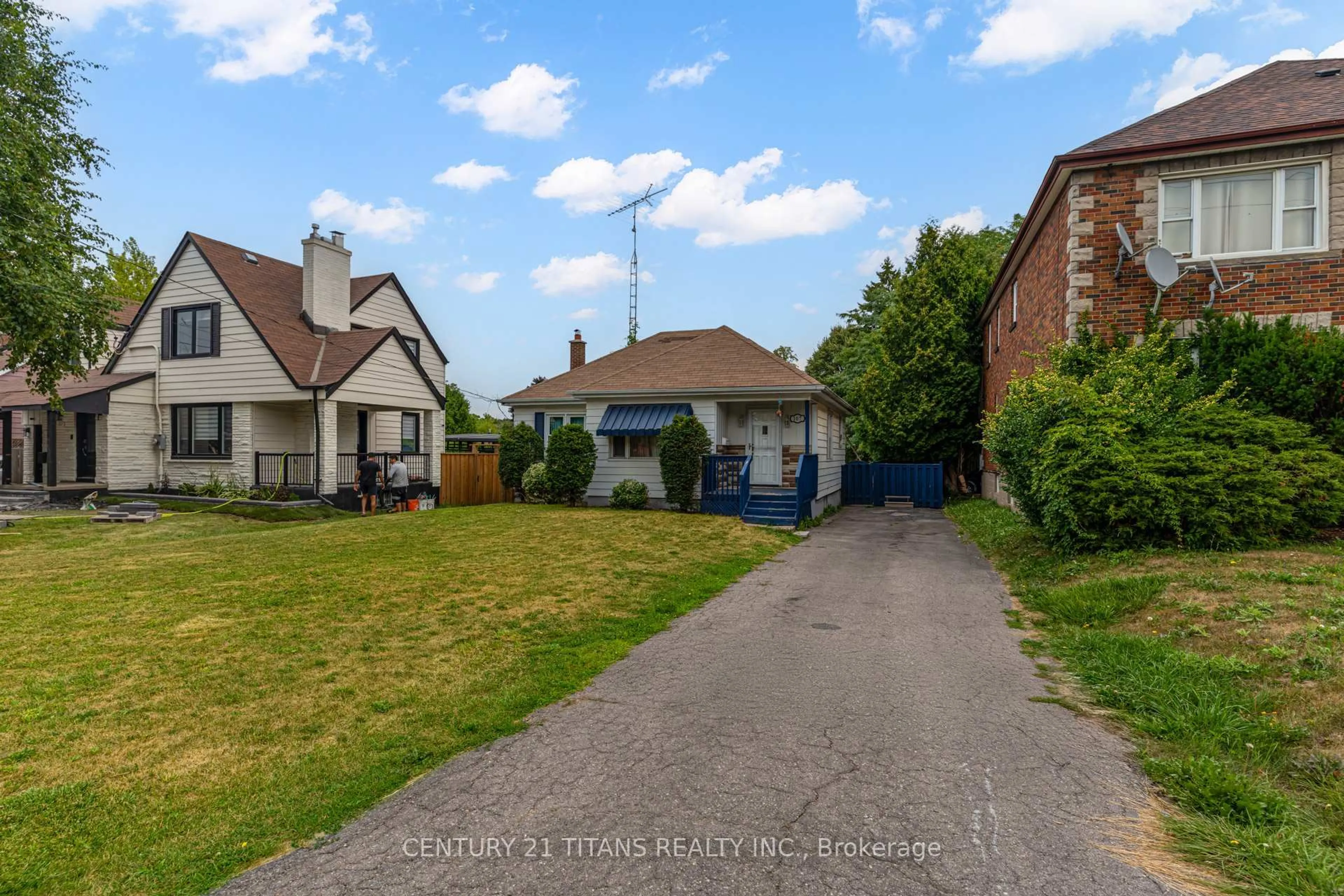 A pic from outside/outdoor area/front of a property/back of a property/a pic from drone, street for 107 Wilson Rd, Oshawa Ontario L1G 6E1
