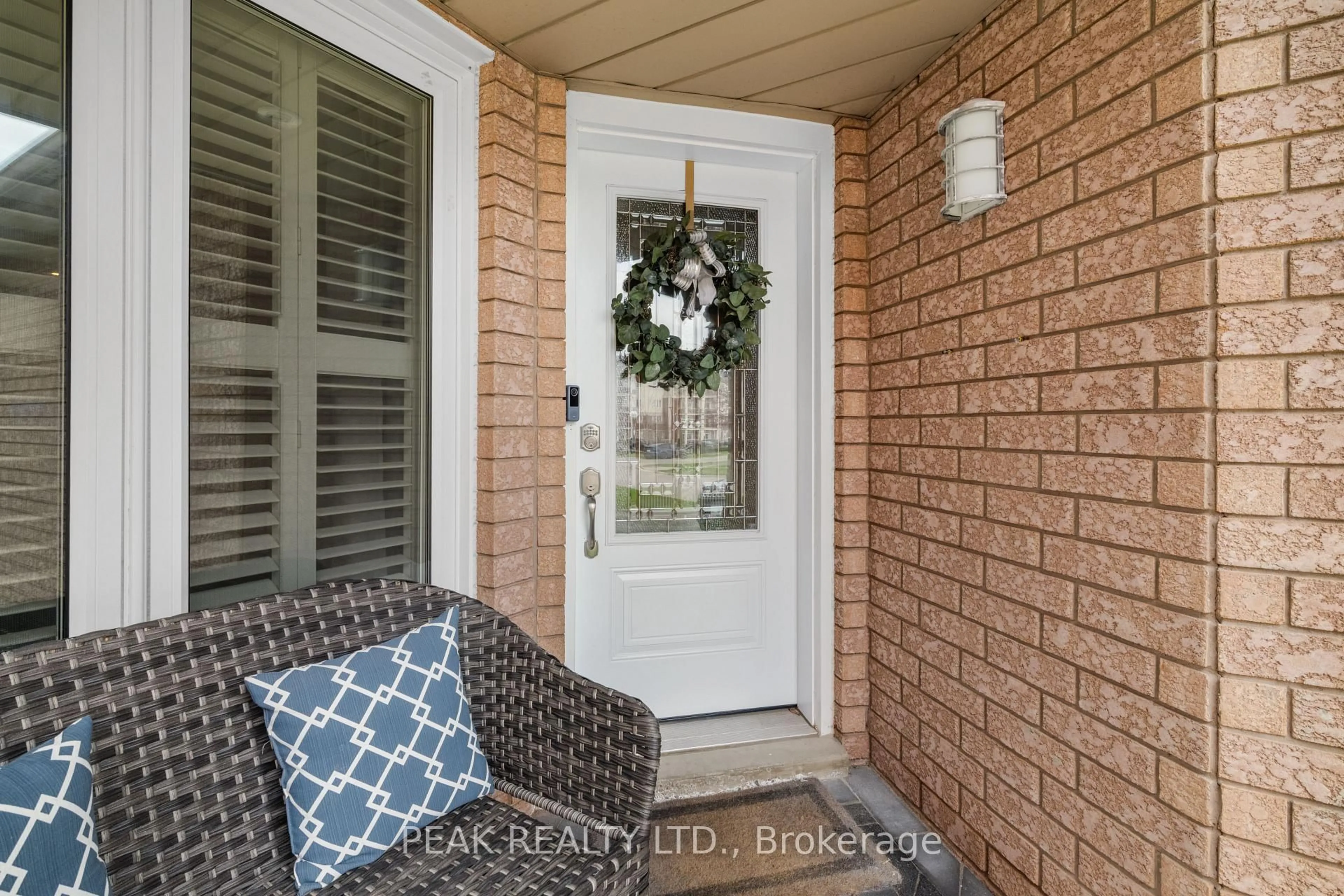 Indoor entryway for 80 Fry Cres, Clarington Ontario L1C 4Y3