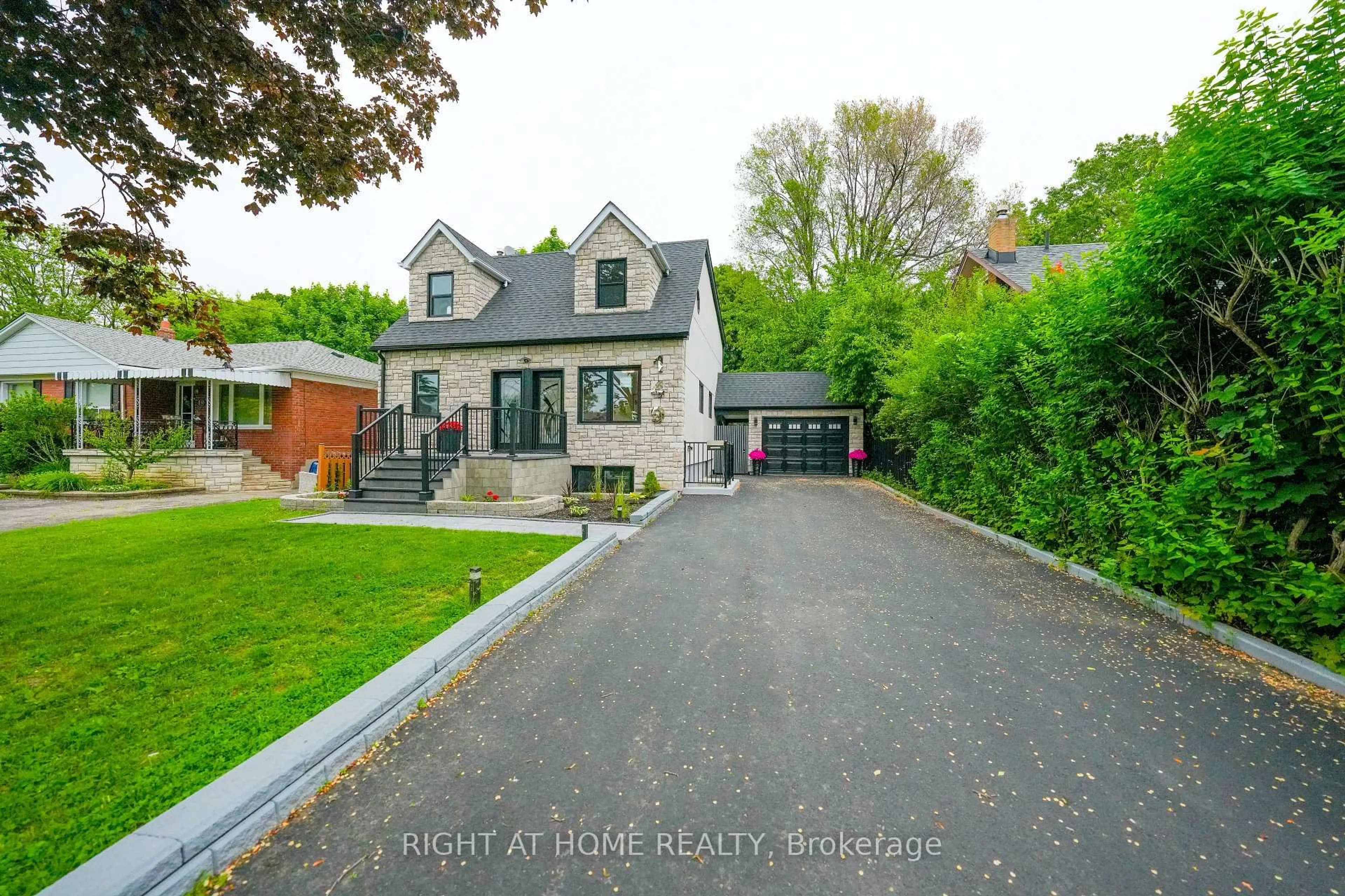 A pic from outside/outdoor area/front of a property/back of a property/a pic from drone, street for 149 Dorset Rd, Toronto Ontario M1M 2T5