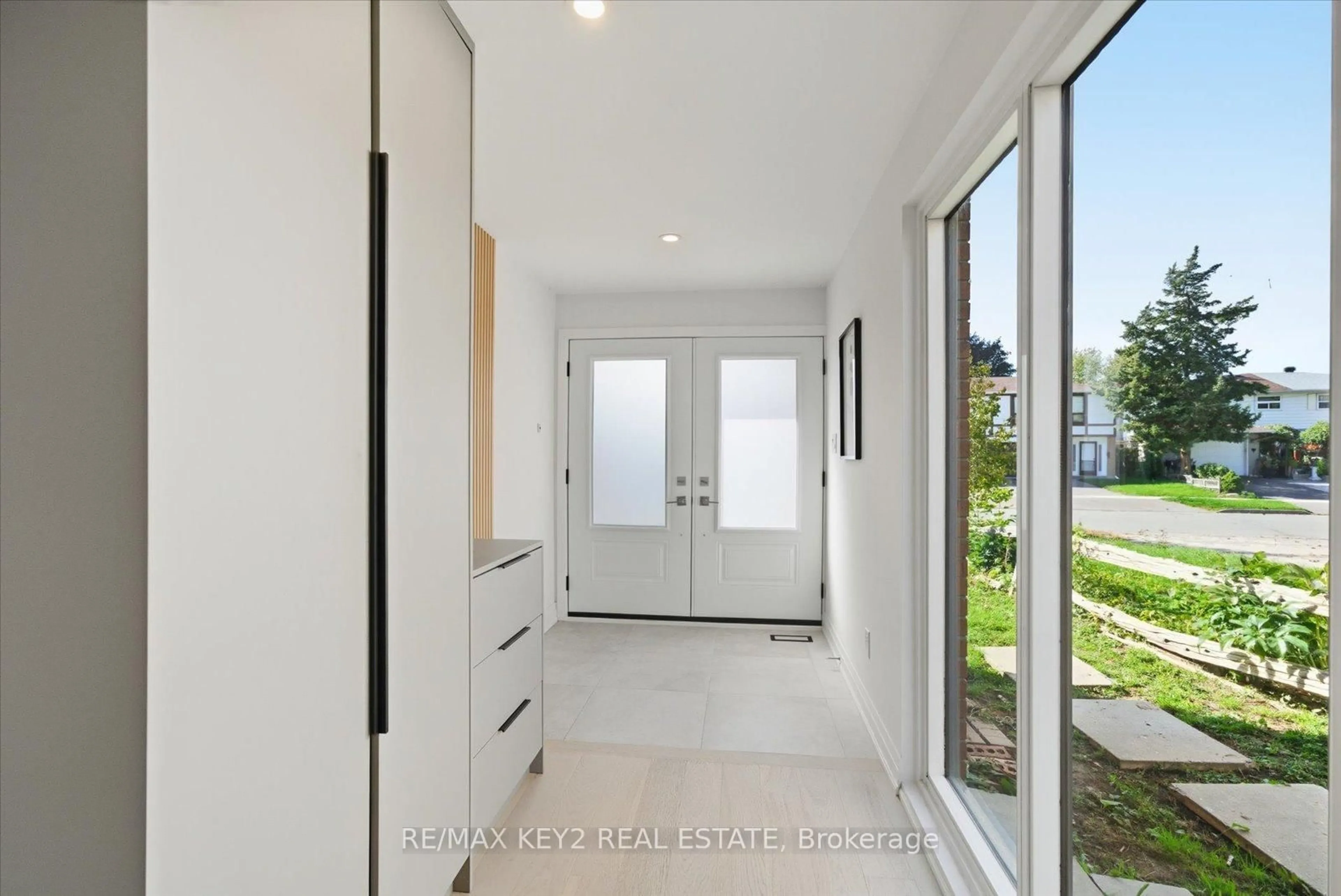 Indoor entryway for 73 Glen Springs Dr, Toronto Ontario M1W 1X7