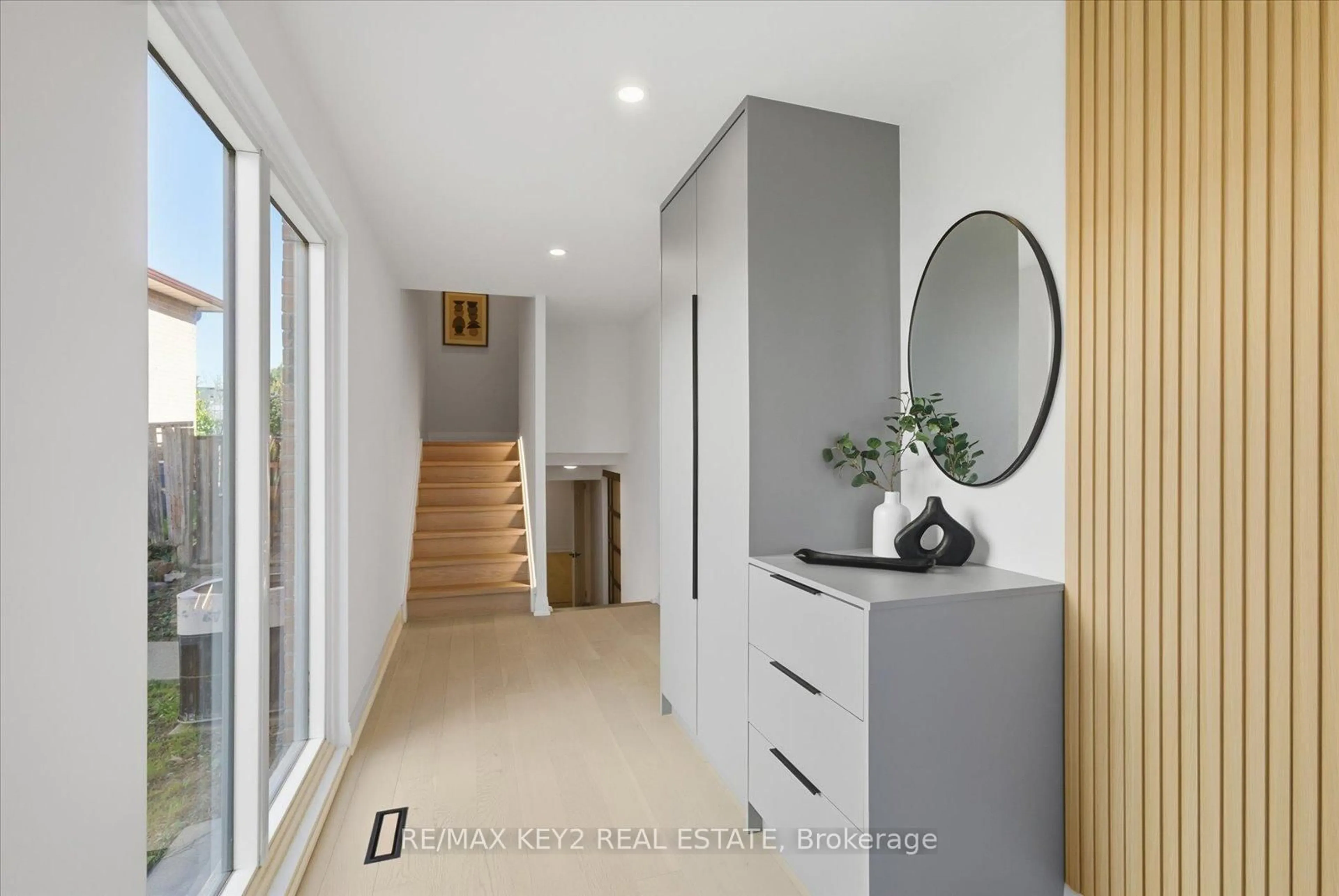 Indoor entryway for 73 Glen Springs Dr, Toronto Ontario M1W 1X7