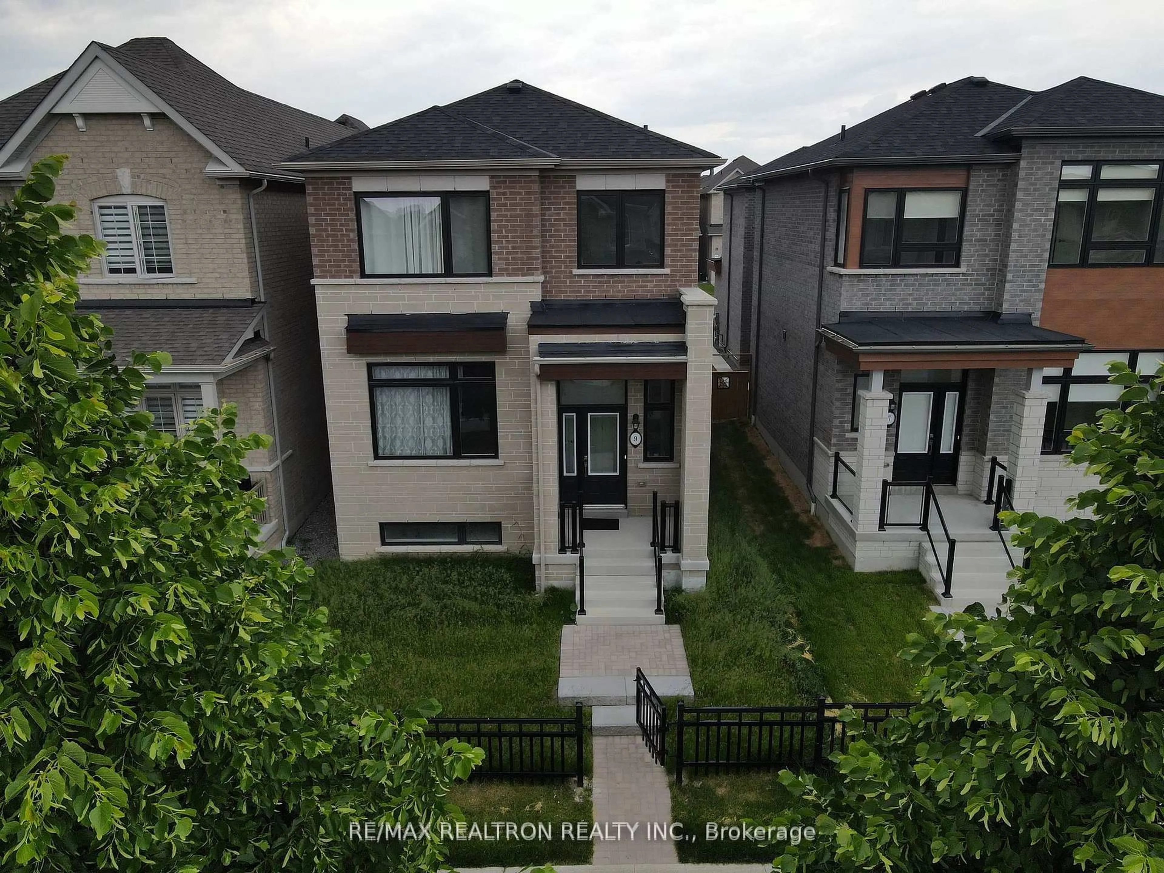 A pic from outside/outdoor area/front of a property/back of a property/a pic from drone, unknown for 9 Mountainside Cres, Whitby Ontario L1R 0P5