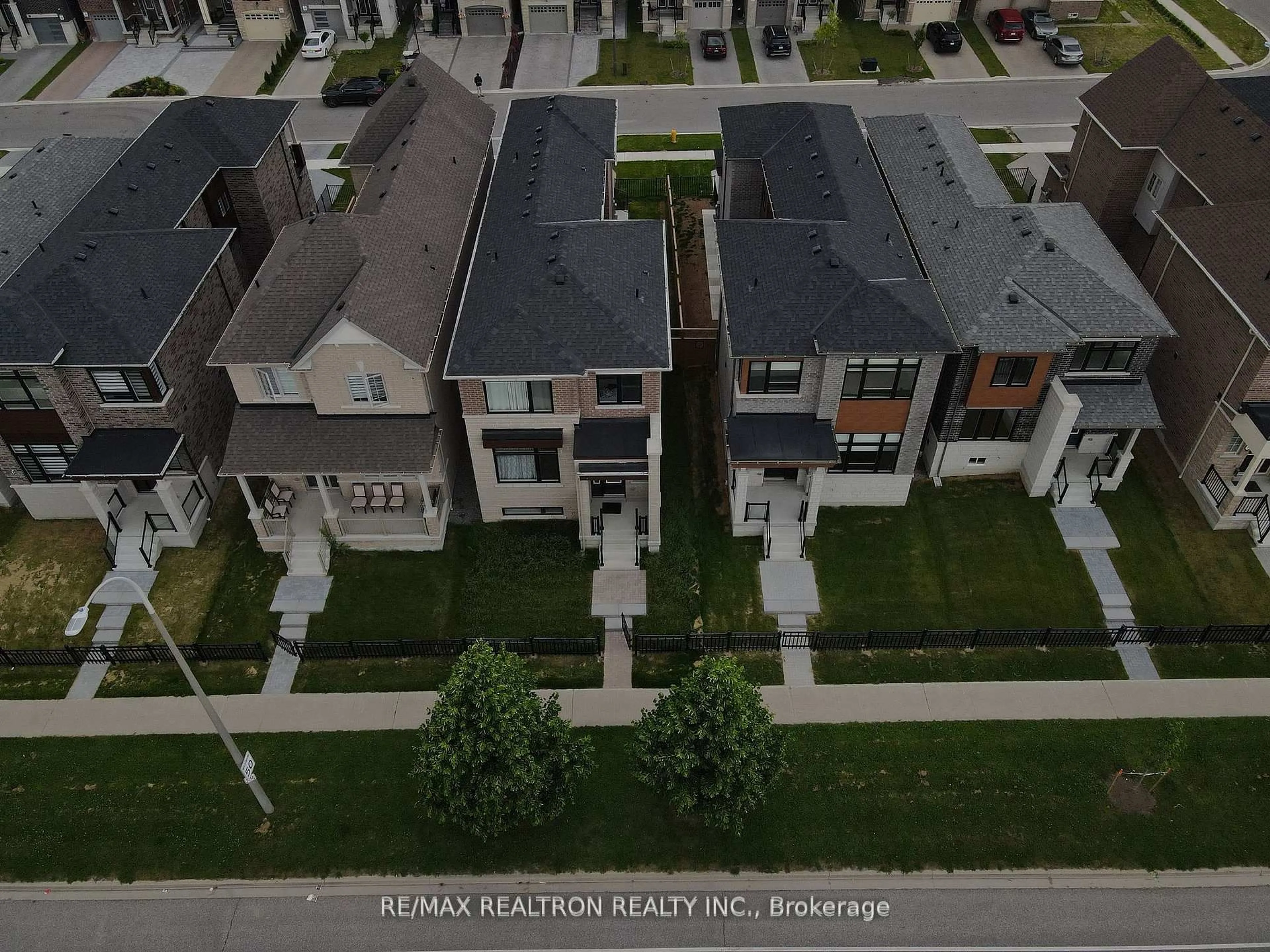 A pic from outside/outdoor area/front of a property/back of a property/a pic from drone, street for 9 Mountainside Cres, Whitby Ontario L1R 0P5