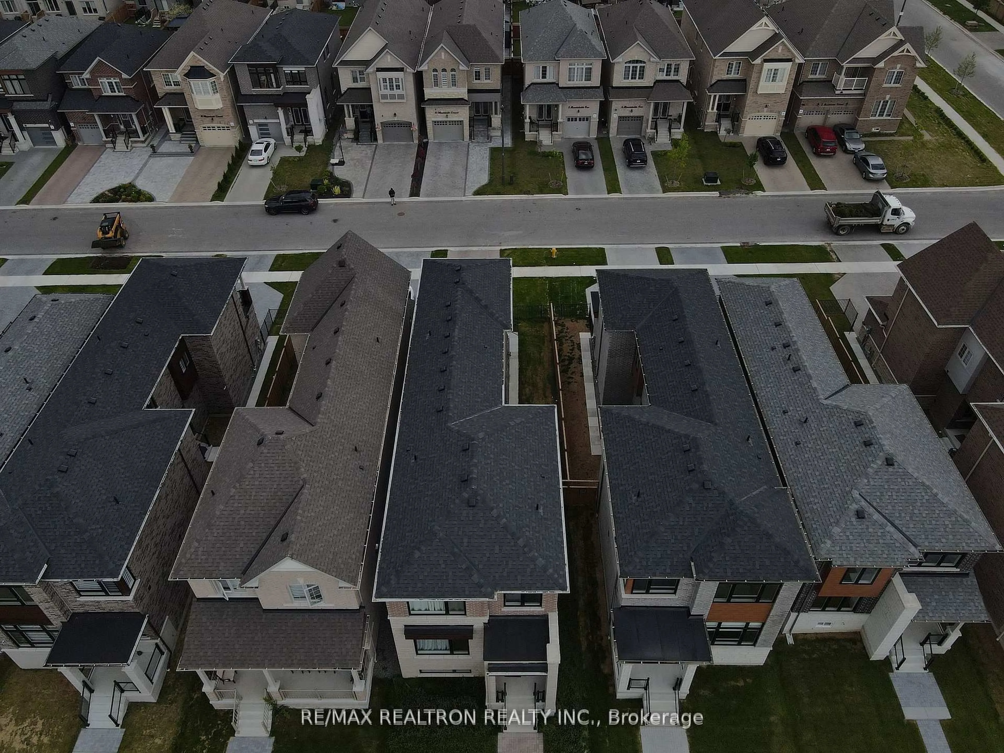 A pic from outside/outdoor area/front of a property/back of a property/a pic from drone, street for 9 Mountainside Cres, Whitby Ontario L1R 0P5