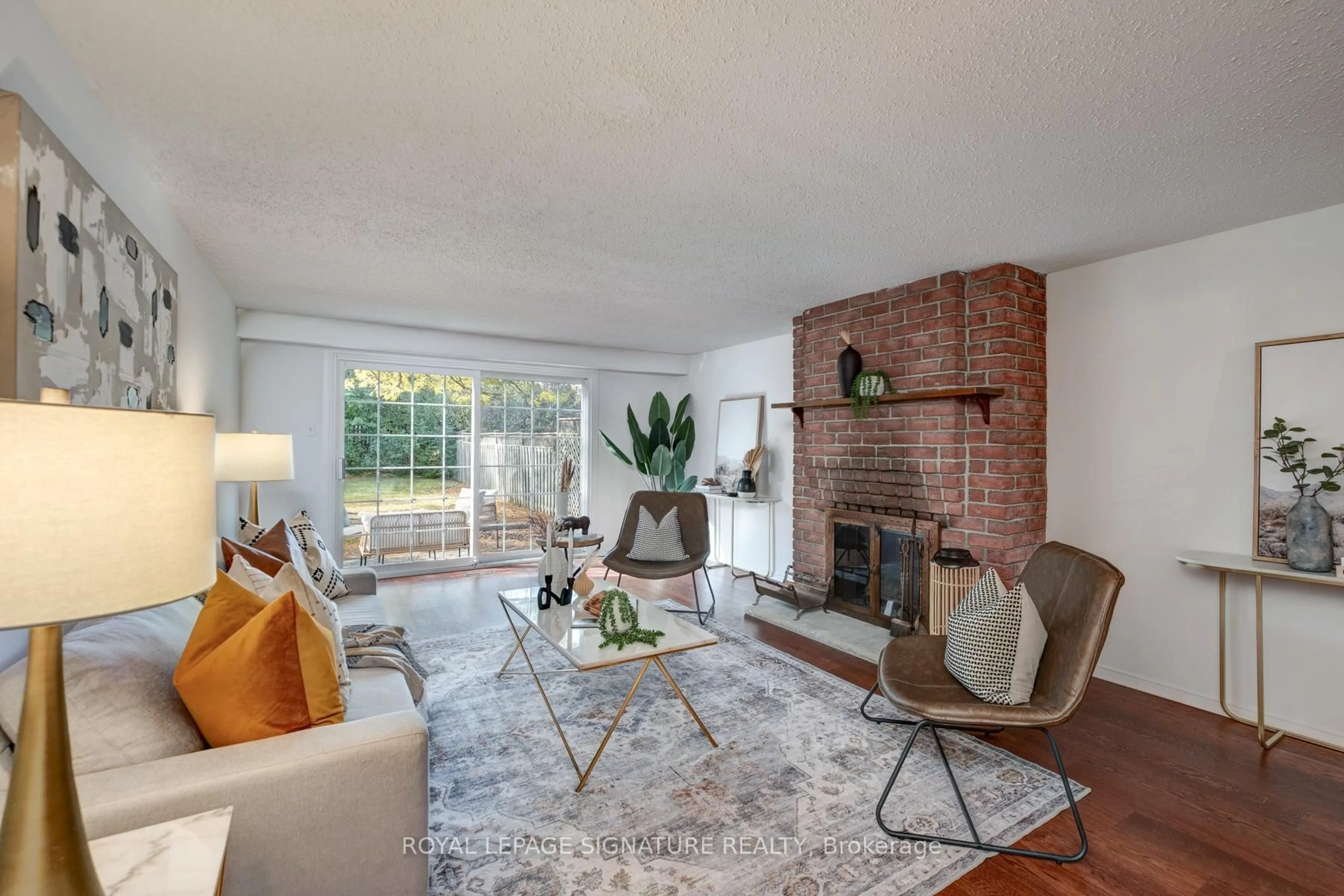 Living room with furniture, unknown for 1605 Belinda Crt, Pickering Ontario L1V 3T4