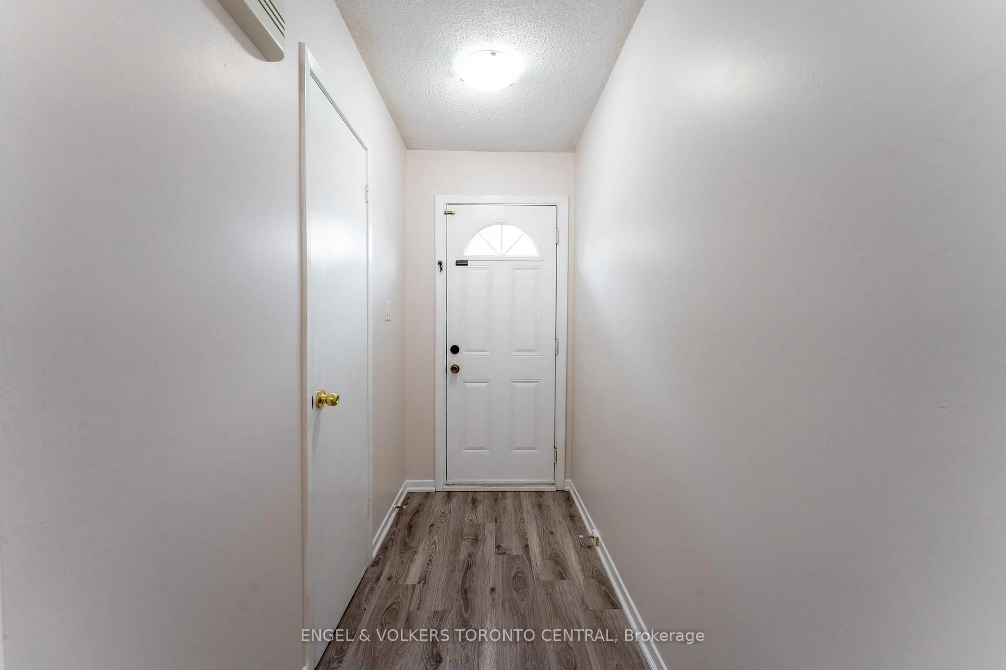 Indoor entryway for 15 Guildwood Pkwy #51, Toronto Ontario M1E 4Y8