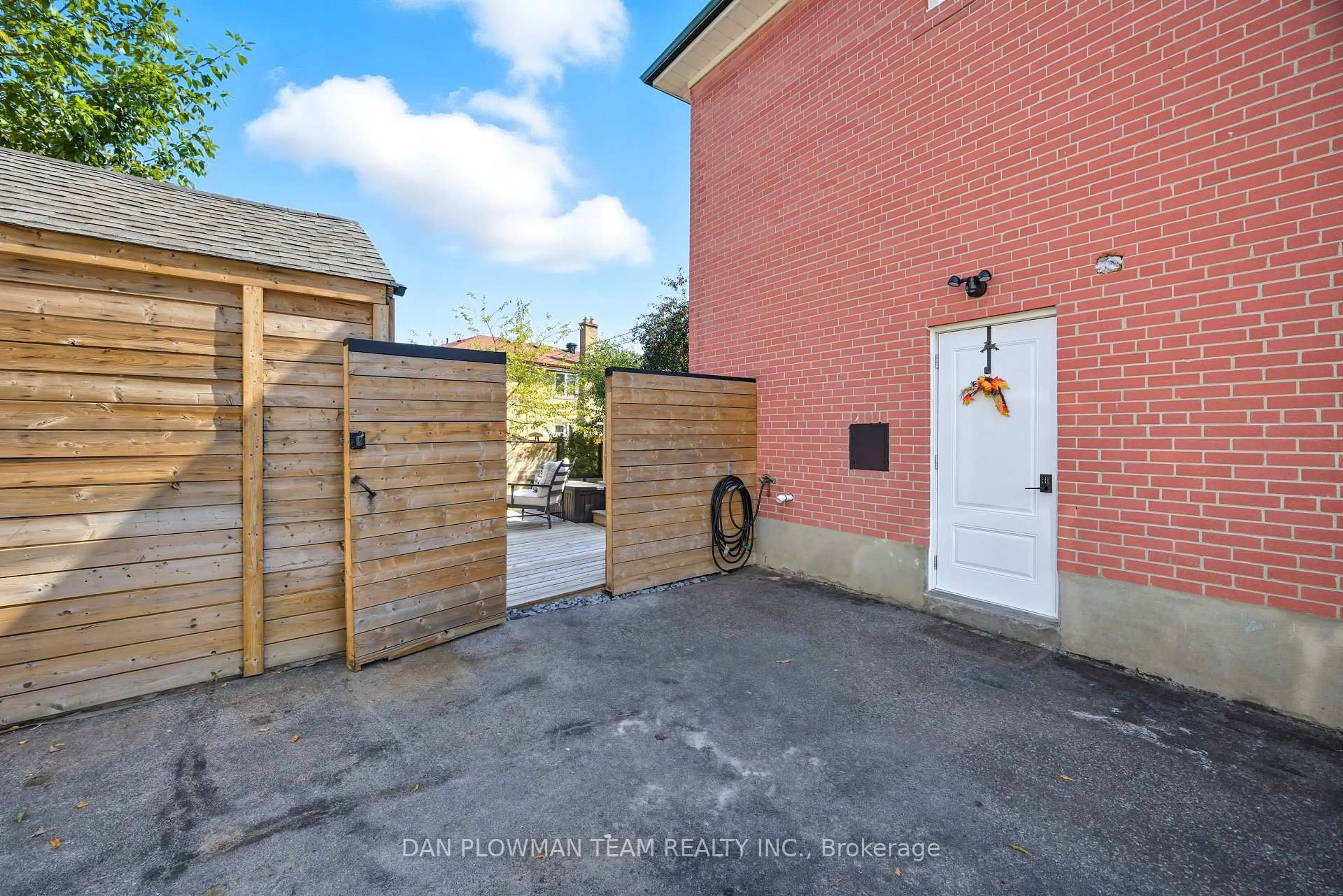 A pic from outside/outdoor area/front of a property/back of a property/a pic from drone, street for 22 Athenia Crt, Toronto Ontario M1E 2C1