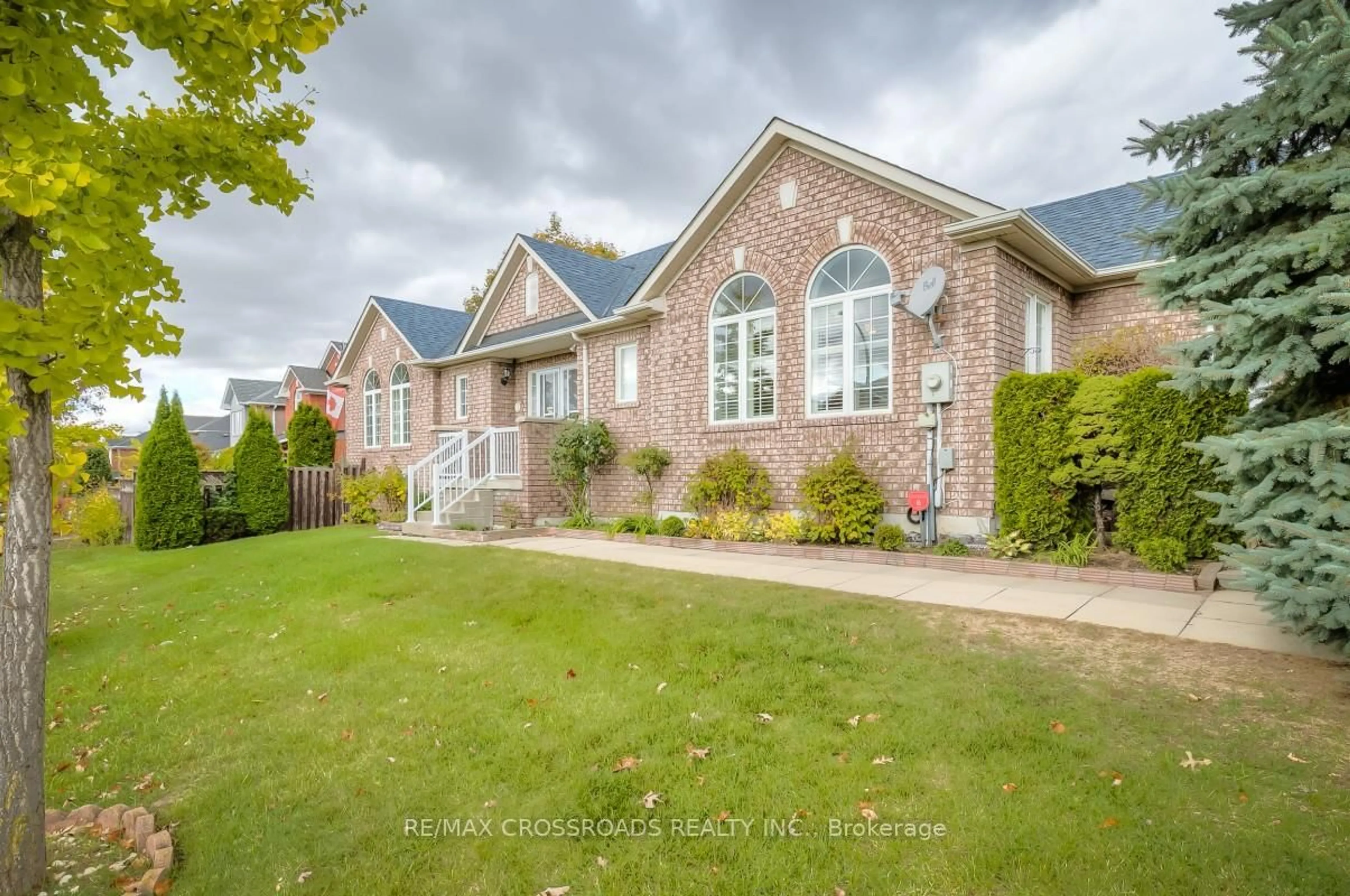 A pic from outside/outdoor area/front of a property/back of a property/a pic from drone, street for 26 Lurosa Cres, Whitby Ontario L1R 3A9