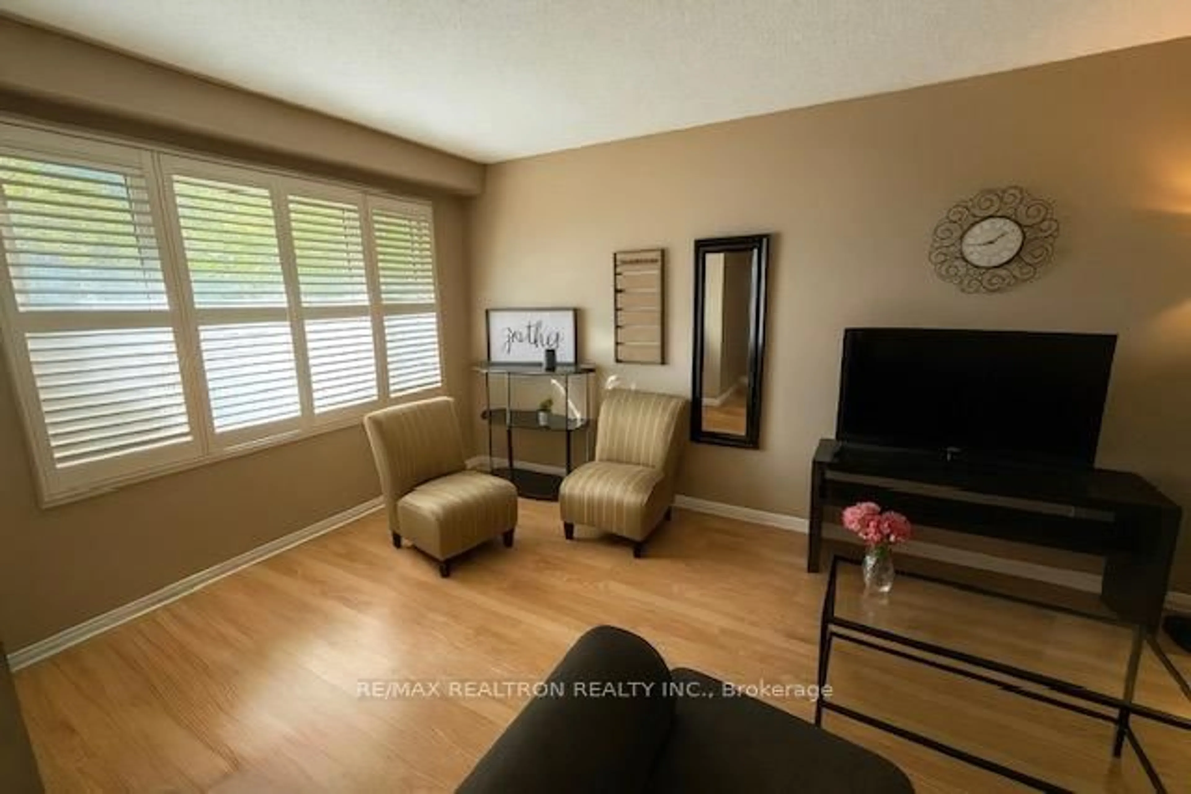 Living room with furniture, wood/laminate floor for 21 Vanessa Pl, Whitby Ontario L1N 6V1