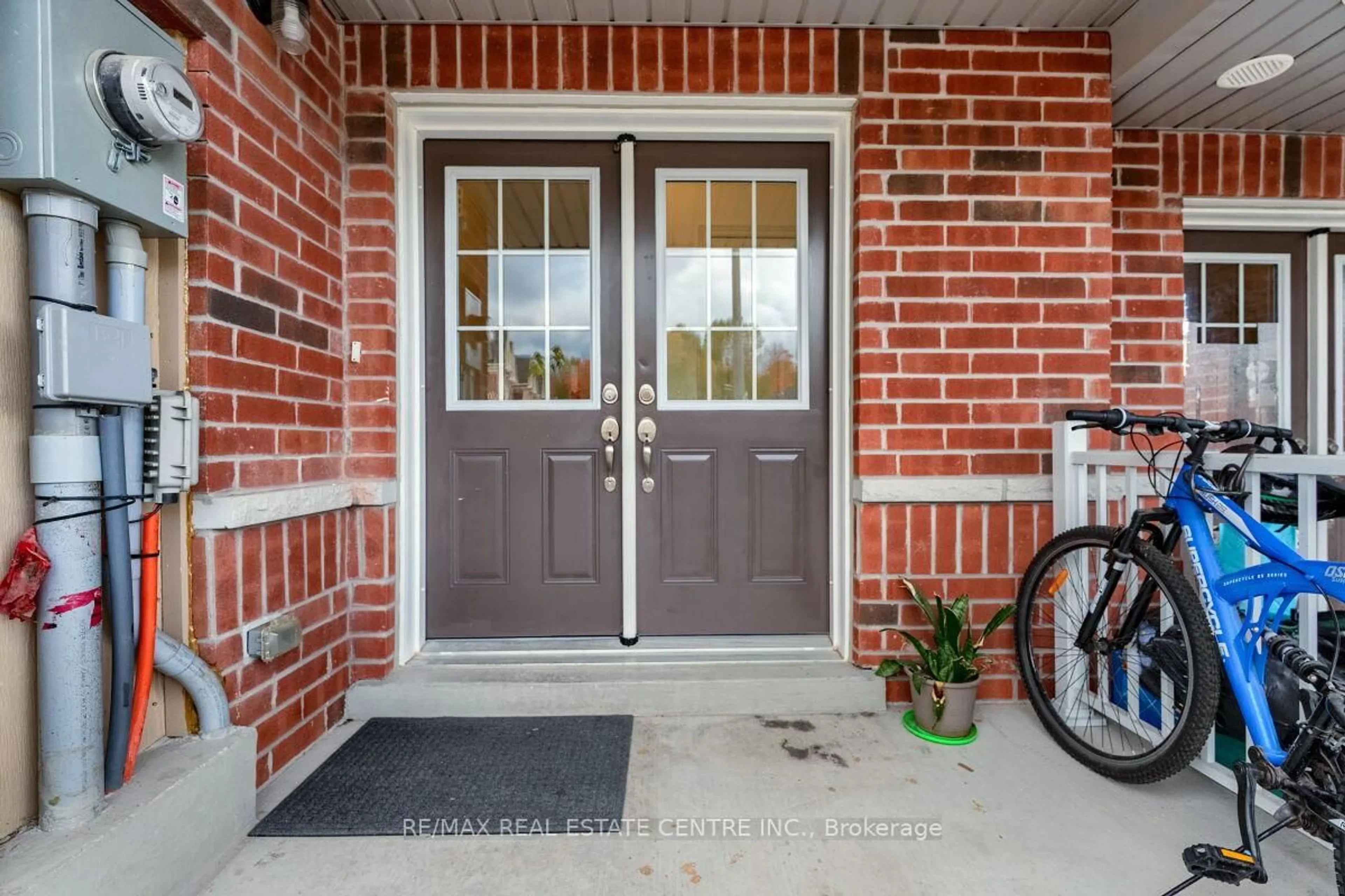 Indoor entryway for 1195 Kettering Dr, Oshawa Ontario L1K 1A6