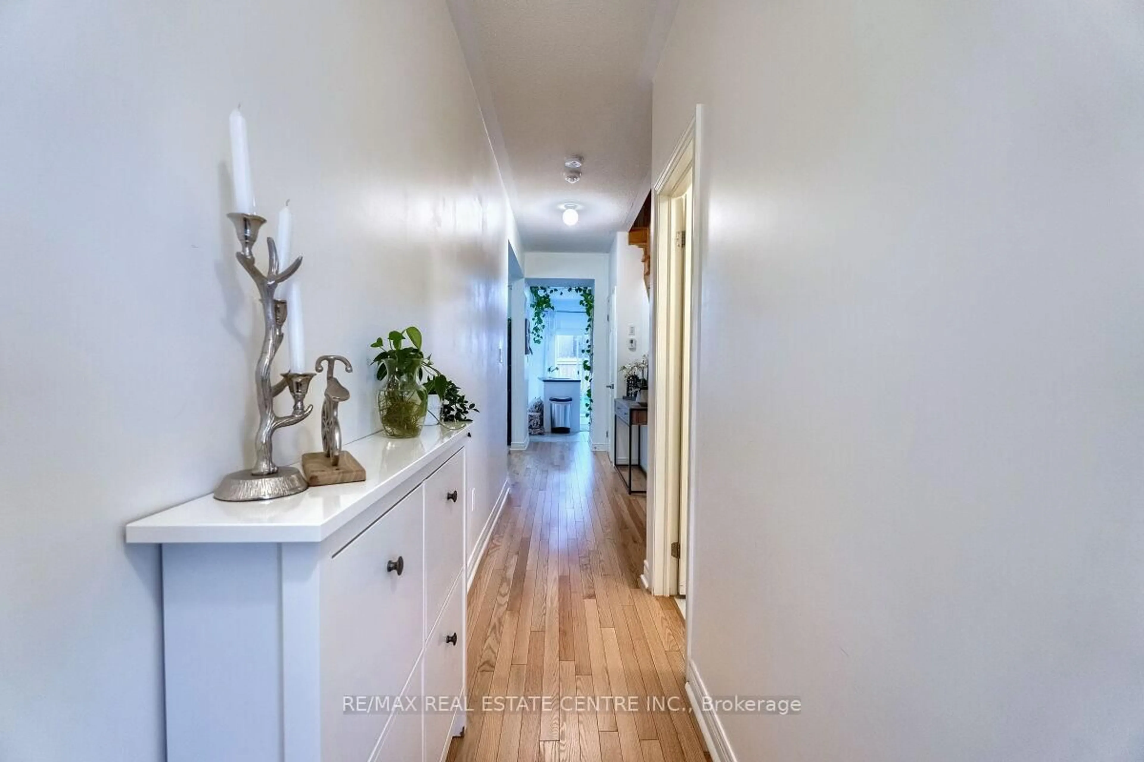 Indoor entryway for 1195 Kettering Dr, Oshawa Ontario L1K 1A6