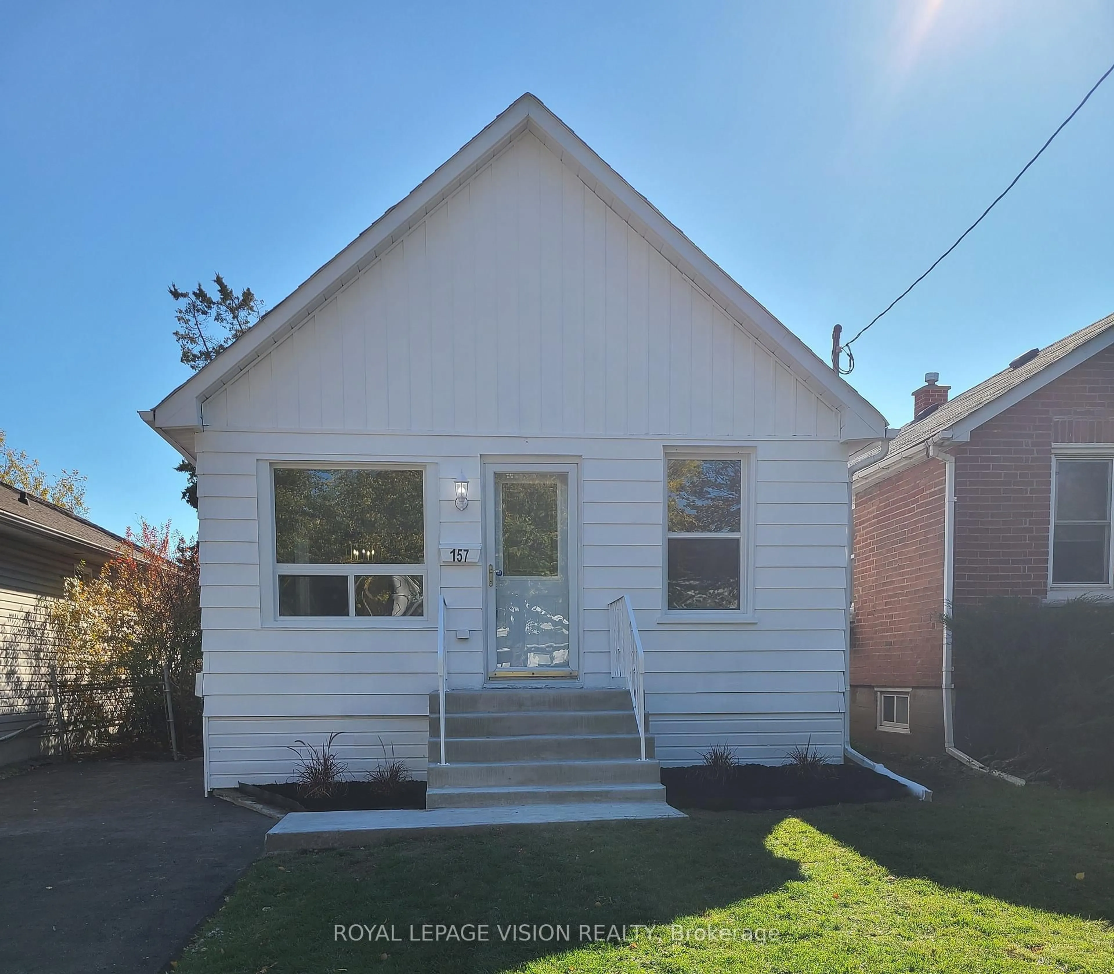 Home with vinyl exterior material, street for 157 College Ave, Oshawa Ontario L1J 1R3