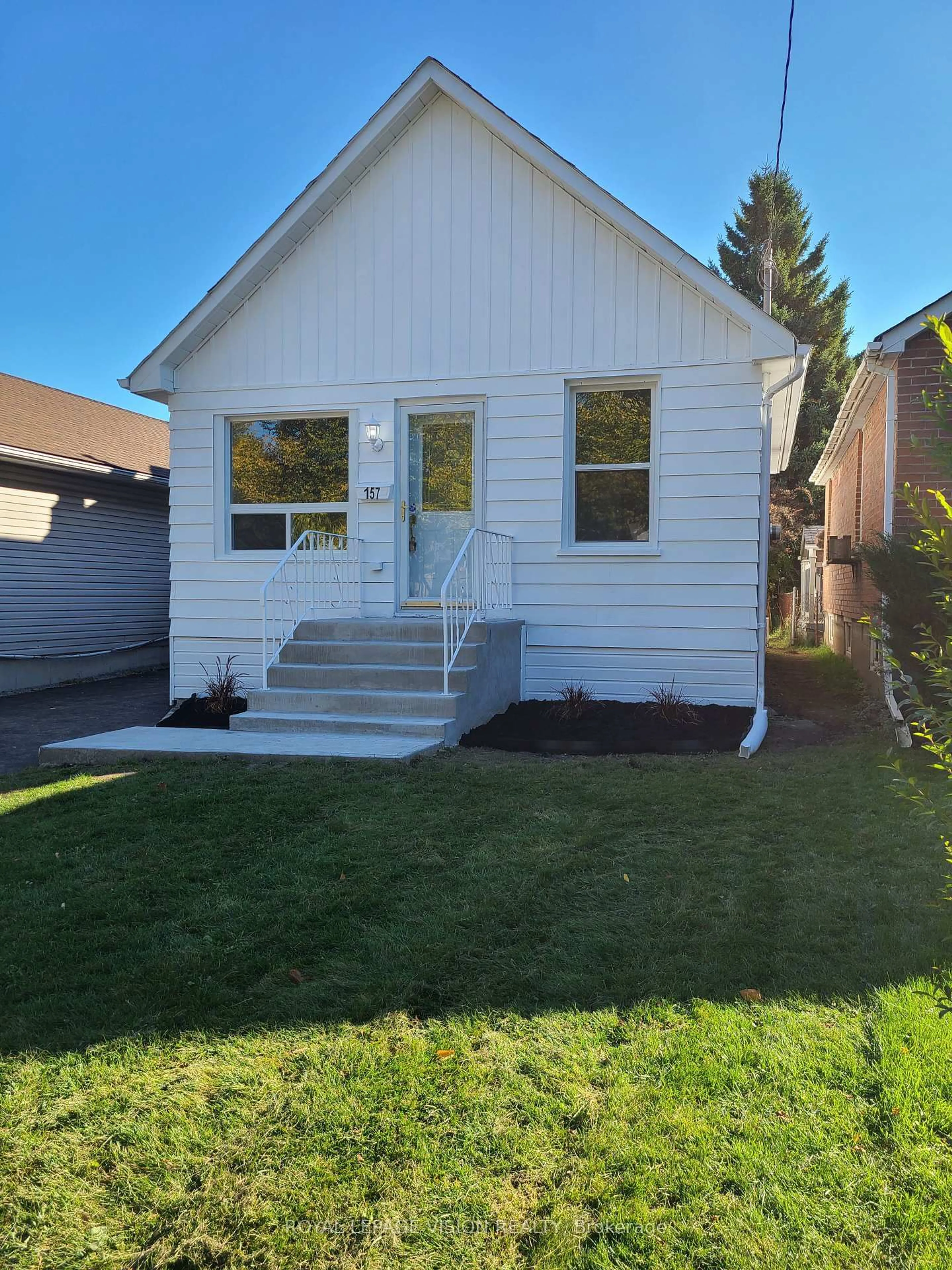 Home with vinyl exterior material, street for 157 College Ave, Oshawa Ontario L1J 1R3