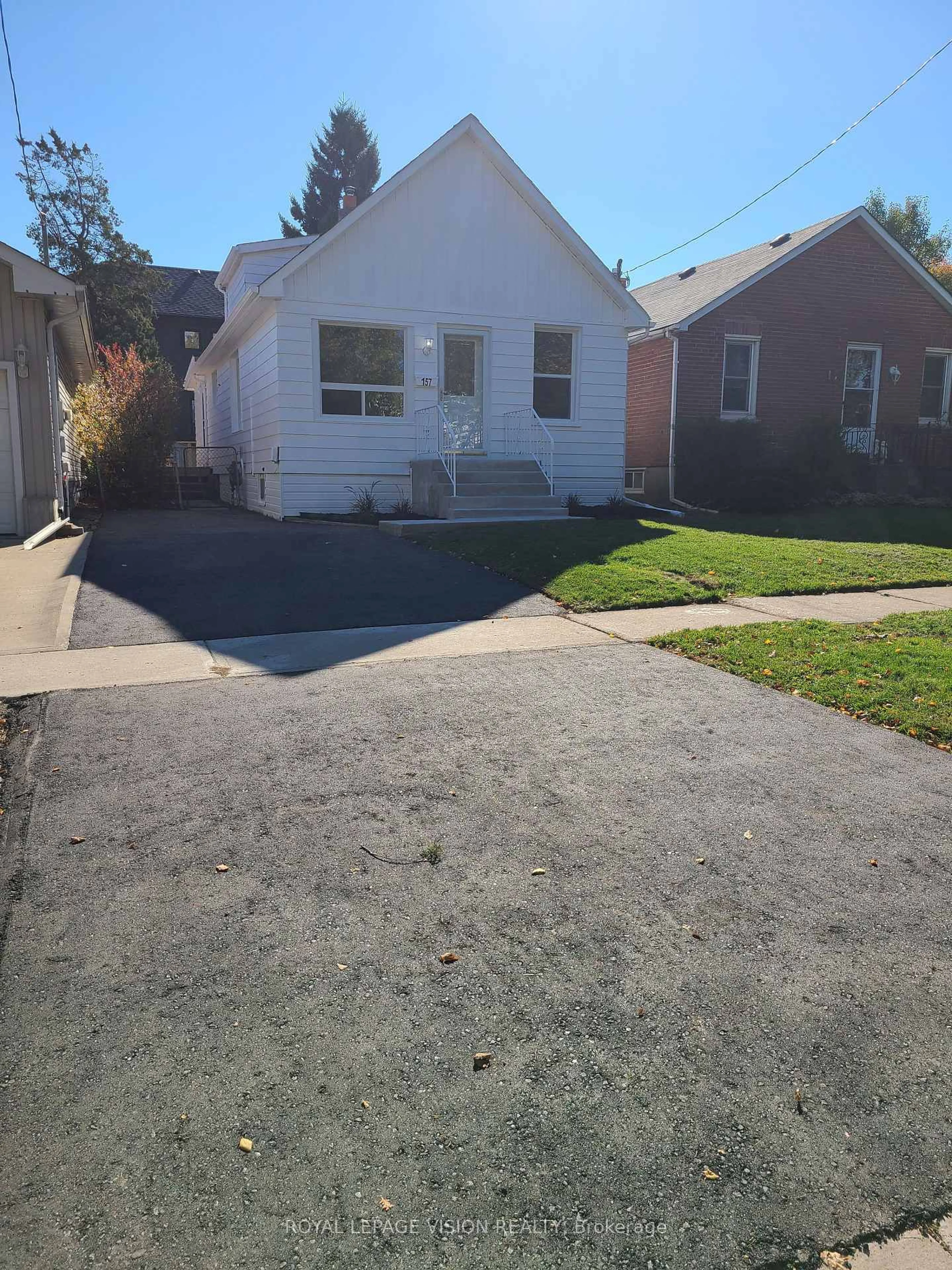 A pic from outside/outdoor area/front of a property/back of a property/a pic from drone, street for 157 College Ave, Oshawa Ontario L1J 1R3