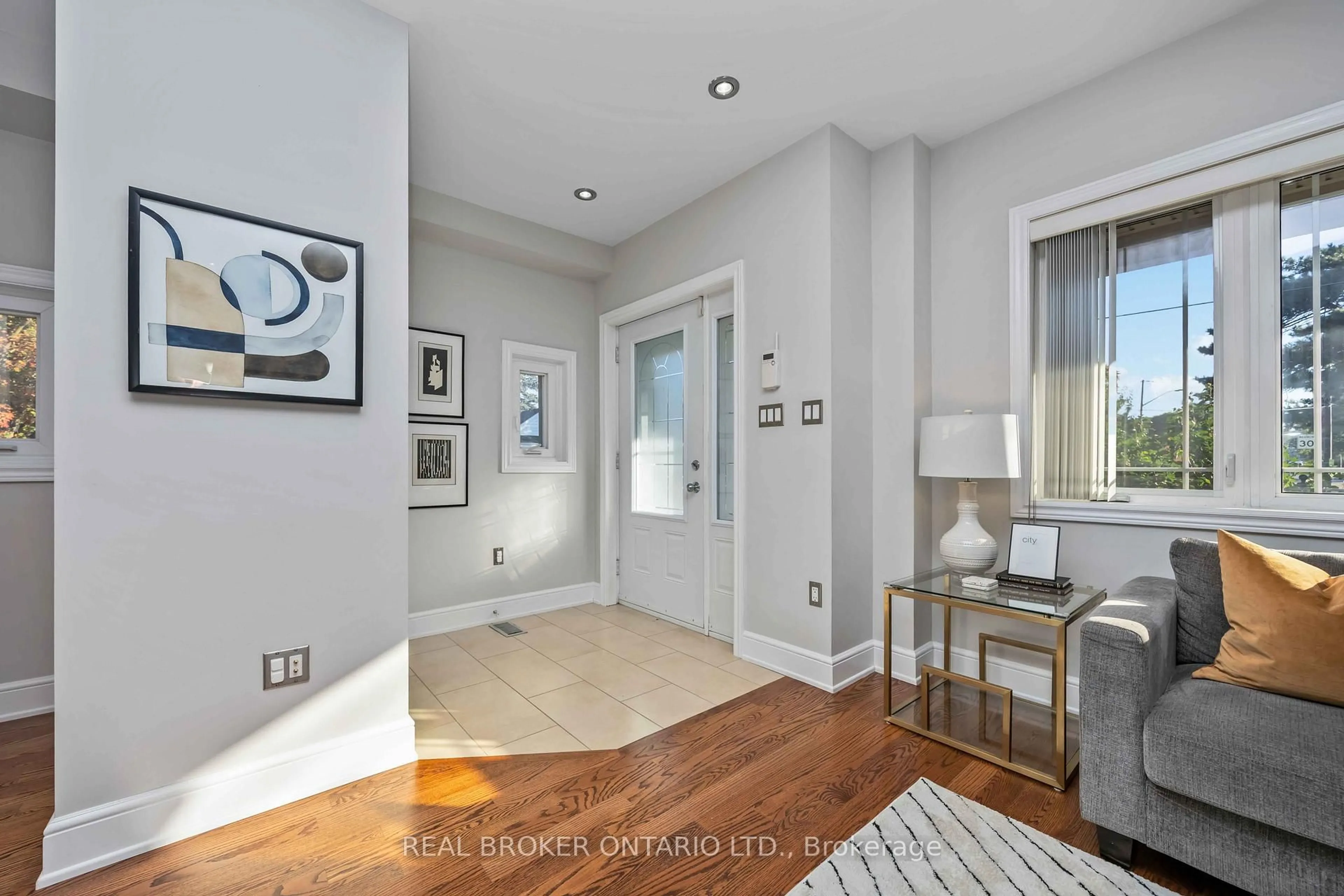 Indoor entryway for 122 Cedarcrest Blvd, Toronto Ontario M4B 2P3